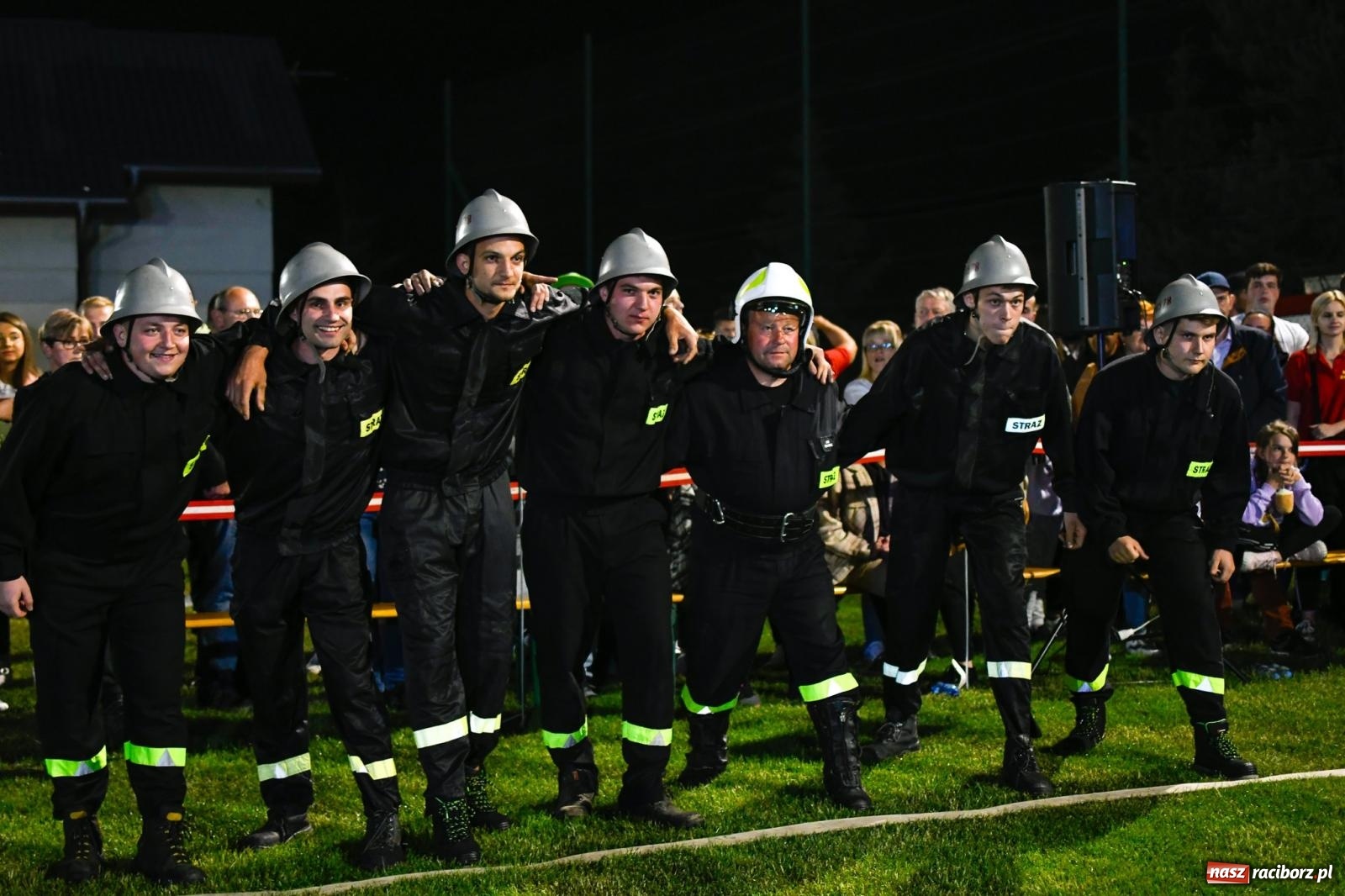 Zdjęcie w galerii na portalu naszraciborz.pl: Nocne strażackie show w Bolesławiu. Sztuczne ognie i rywalizacja w ćwiczeniu bojowym [FOTO i WIDEO] wiadomości z regionu