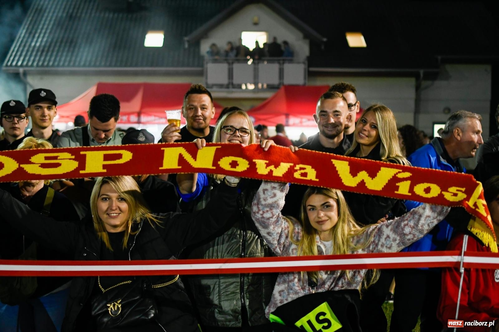 Zdjęcie w galerii na portalu naszraciborz.pl: Nocne strażackie show w Bolesławiu. Sztuczne ognie i rywalizacja w ćwiczeniu bojowym [FOTO i WIDEO] wiadomości z regionu