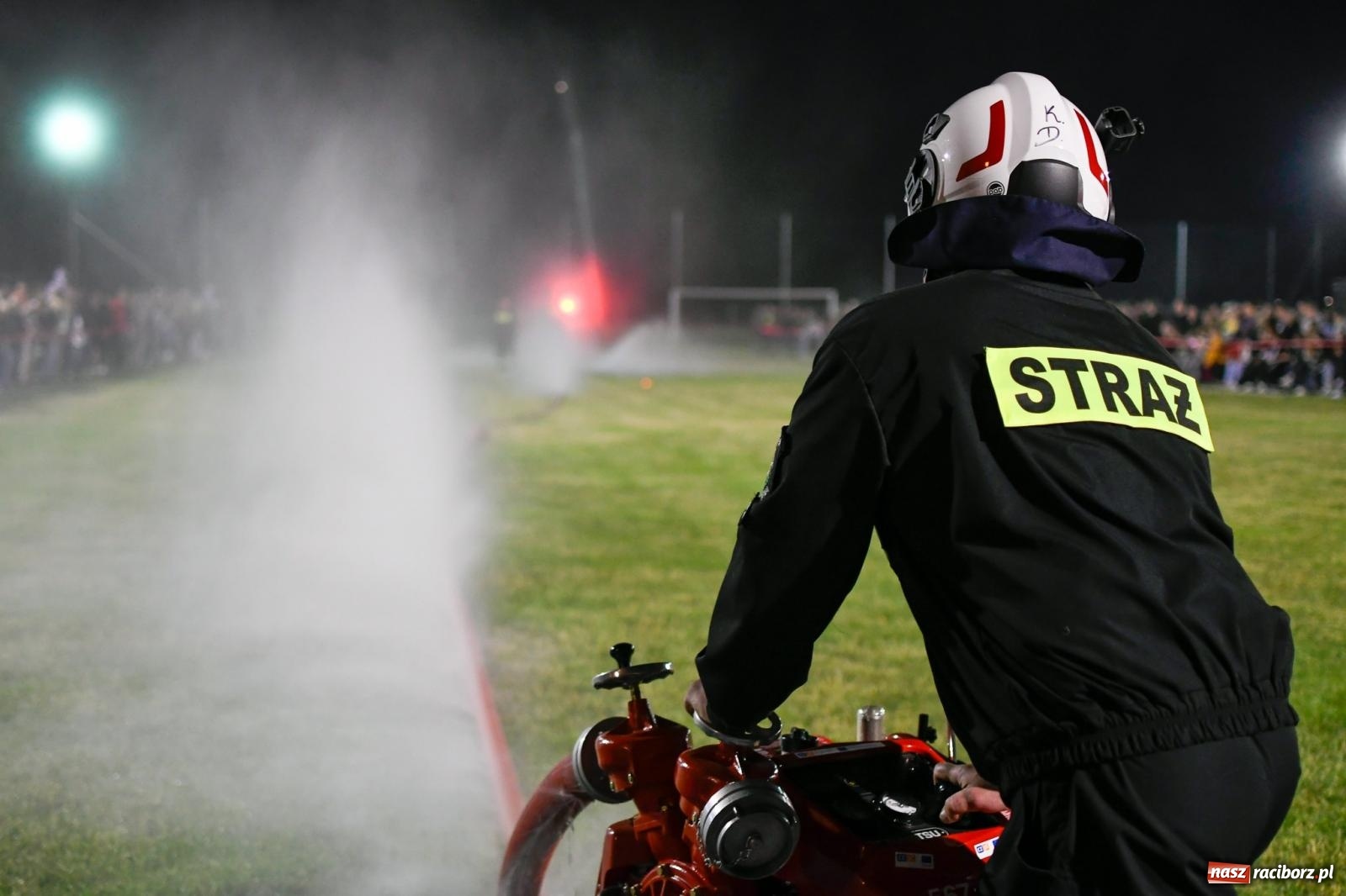 Zdjęcie w galerii na portalu naszraciborz.pl: Nocne strażackie show w Bolesławiu. Sztuczne ognie i rywalizacja w ćwiczeniu bojowym [FOTO i WIDEO] wiadomości z regionu