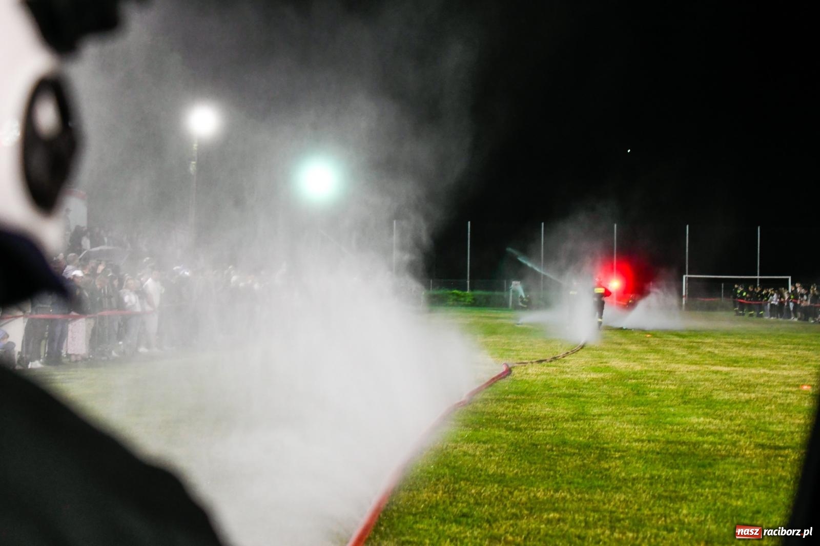 Zdjęcie w galerii na portalu naszraciborz.pl: Nocne strażackie show w Bolesławiu. Sztuczne ognie i rywalizacja w ćwiczeniu bojowym [FOTO i WIDEO] wiadomości z regionu