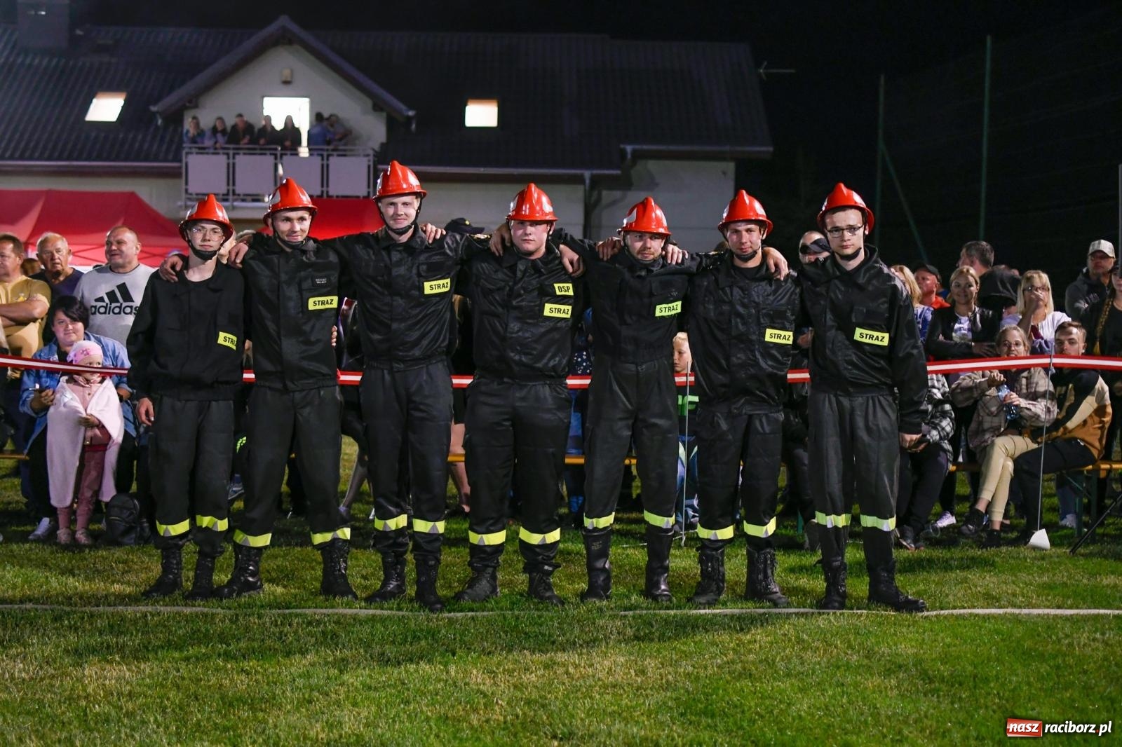 Zdjęcie w galerii na portalu naszraciborz.pl: Nocne strażackie show w Bolesławiu. Sztuczne ognie i rywalizacja w ćwiczeniu bojowym [FOTO i WIDEO] wiadomości z regionu