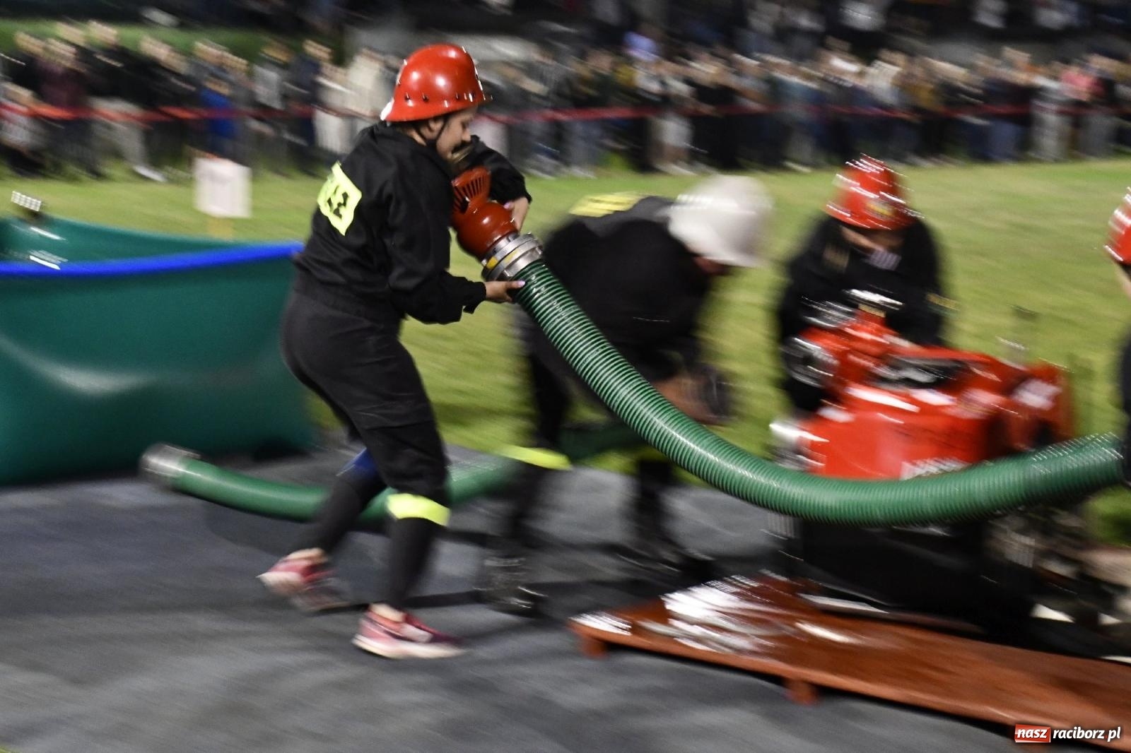 Zdjęcie w galerii na portalu naszraciborz.pl: Nocne strażackie show w Bolesławiu. Sztuczne ognie i rywalizacja w ćwiczeniu bojowym [FOTO i WIDEO] wiadomości z regionu