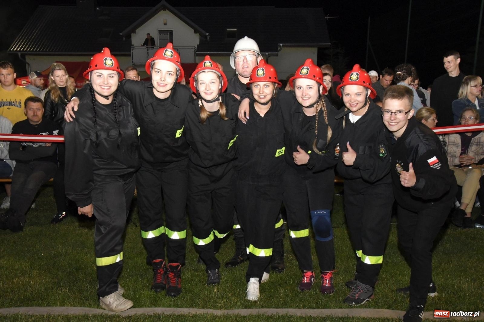 Zdjęcie w galerii na portalu naszraciborz.pl: Nocne strażackie show w Bolesławiu. Sztuczne ognie i rywalizacja w ćwiczeniu bojowym [FOTO i WIDEO] wiadomości z regionu