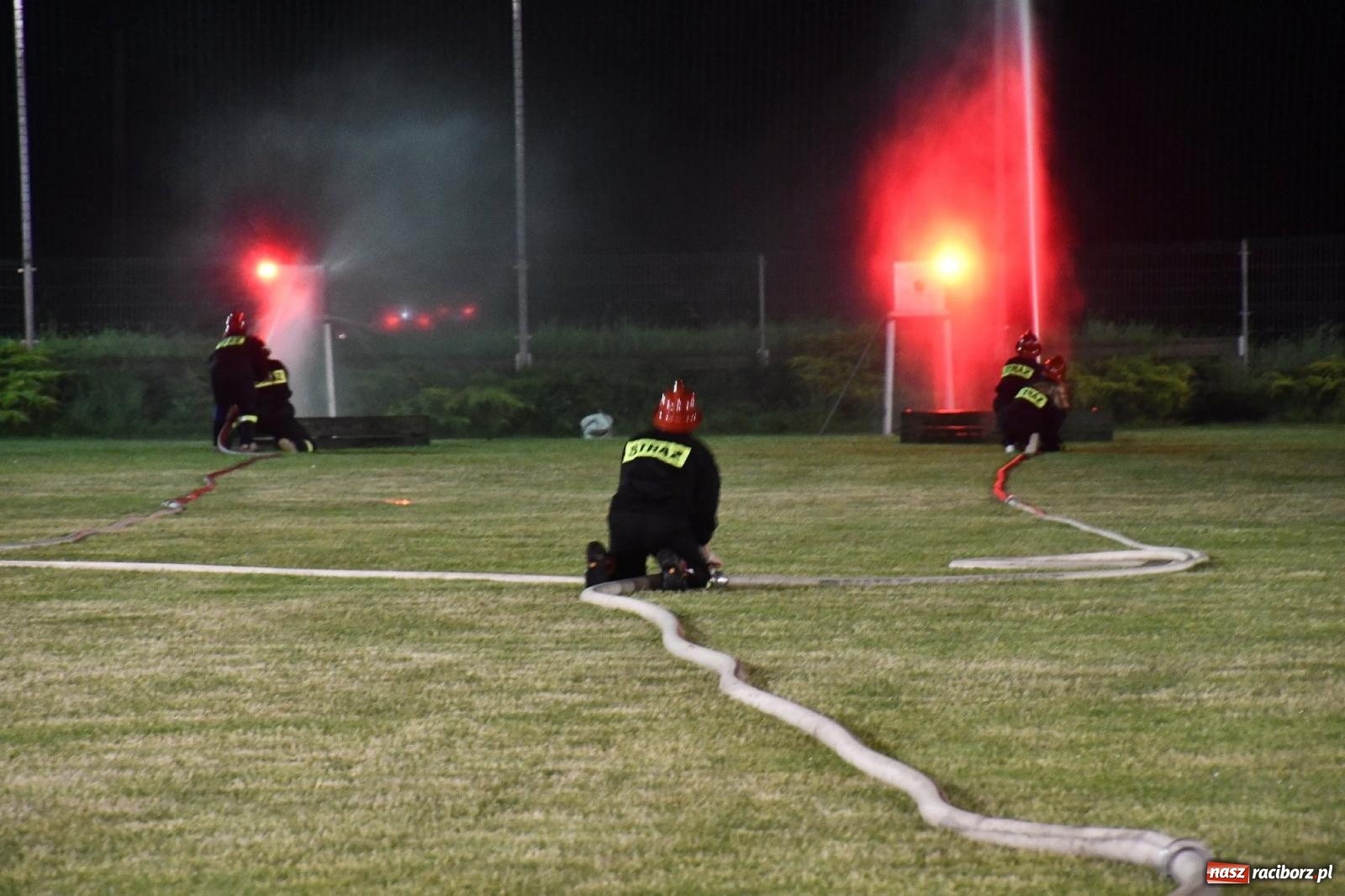 Zdjęcie w galerii na portalu naszraciborz.pl: Nocne strażackie show w Bolesławiu. Sztuczne ognie i rywalizacja w ćwiczeniu bojowym [FOTO i WIDEO] wiadomości z regionu