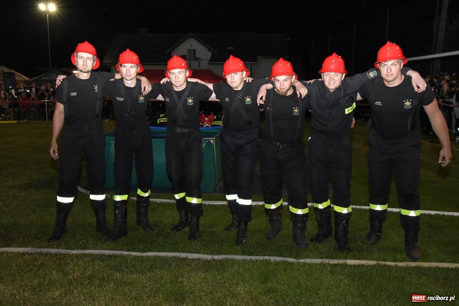 Zdjęcie w galerii na portalu naszraciborz.pl: Nocne strażackie show w Bolesławiu. Sztuczne ognie i rywalizacja w ćwiczeniu bojowym [FOTO i WIDEO] wiadomości z regionu