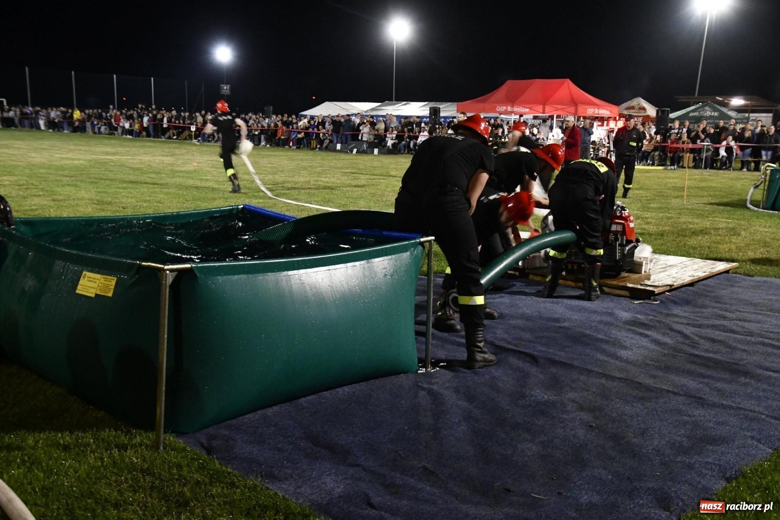 Zdjęcie w galerii na portalu naszraciborz.pl: Nocne strażackie show w Bolesławiu. Sztuczne ognie i rywalizacja w ćwiczeniu bojowym [FOTO i WIDEO] wiadomości z regionu