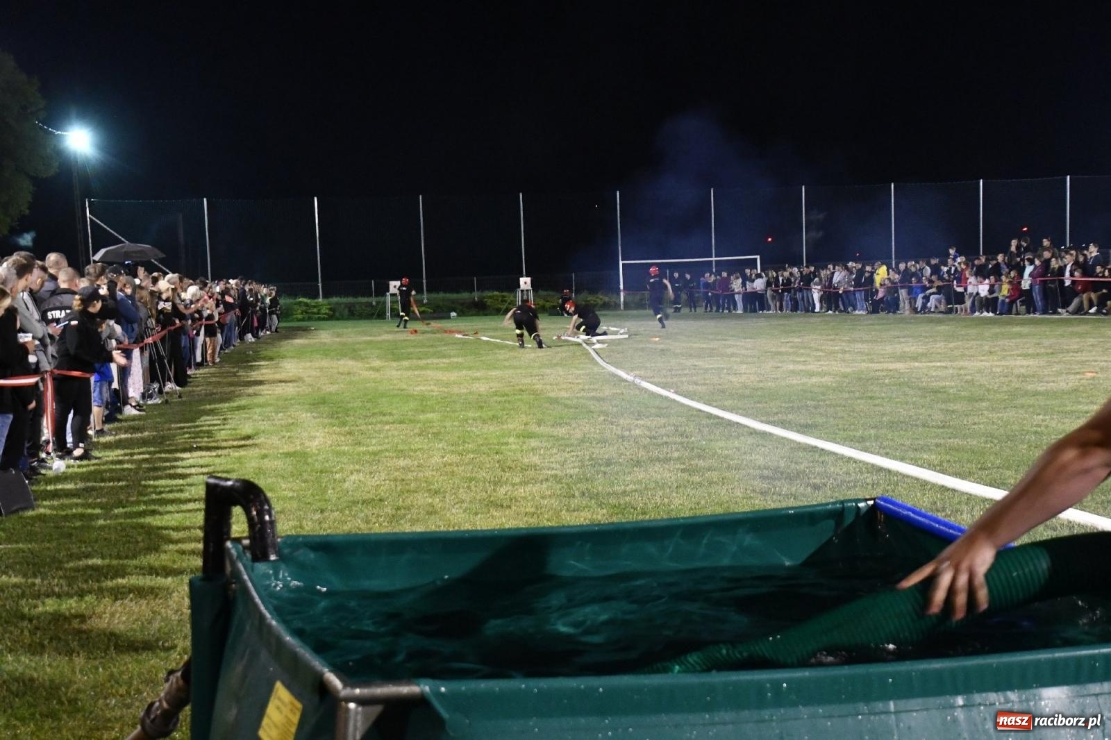 Zdjęcie w galerii na portalu naszraciborz.pl: Nocne strażackie show w Bolesławiu. Sztuczne ognie i rywalizacja w ćwiczeniu bojowym [FOTO i WIDEO] wiadomości z regionu