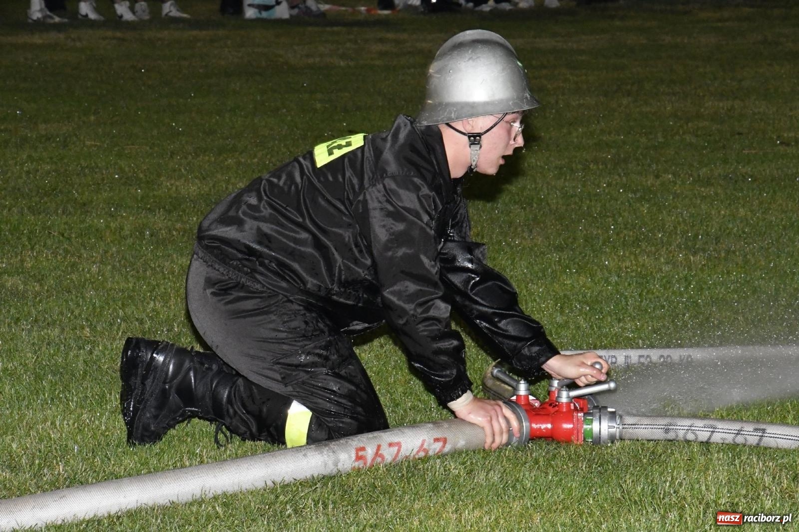 Zdjęcie w galerii na portalu naszraciborz.pl: Nocne strażackie show w Bolesławiu. Sztuczne ognie i rywalizacja w ćwiczeniu bojowym [FOTO i WIDEO] wiadomości z regionu