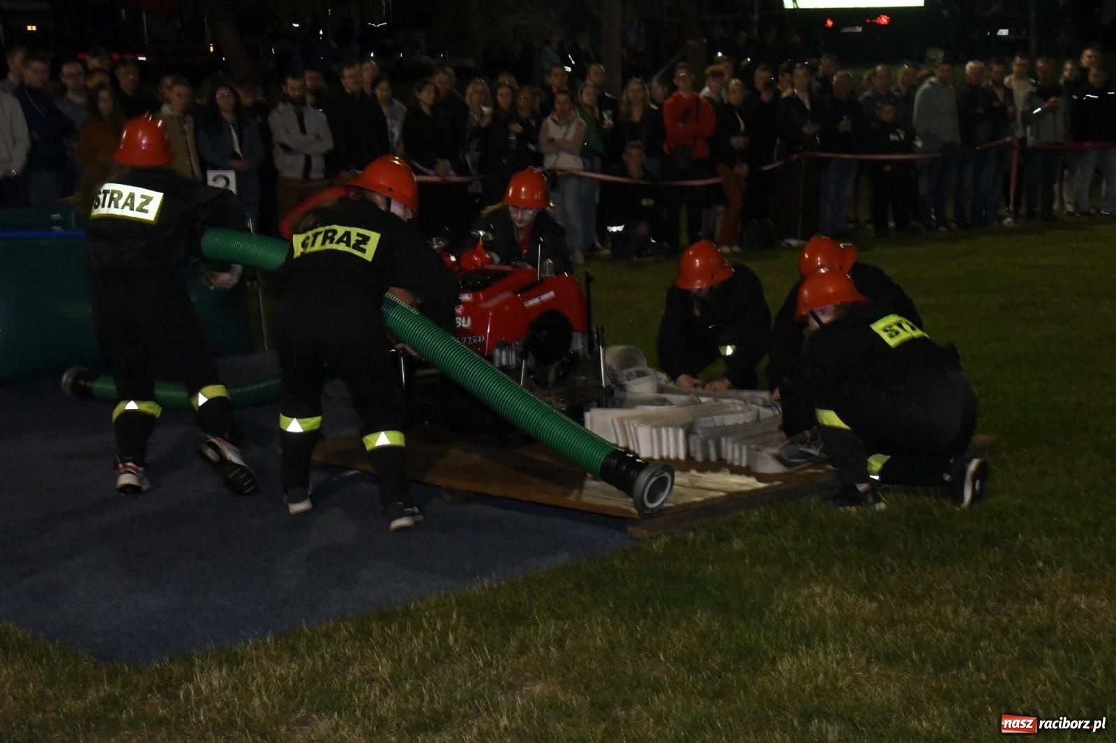 Zdjęcie w galerii na portalu naszraciborz.pl: Nocne strażackie show w Bolesławiu. Sztuczne ognie i rywalizacja w ćwiczeniu bojowym [FOTO i WIDEO] wiadomości z regionu