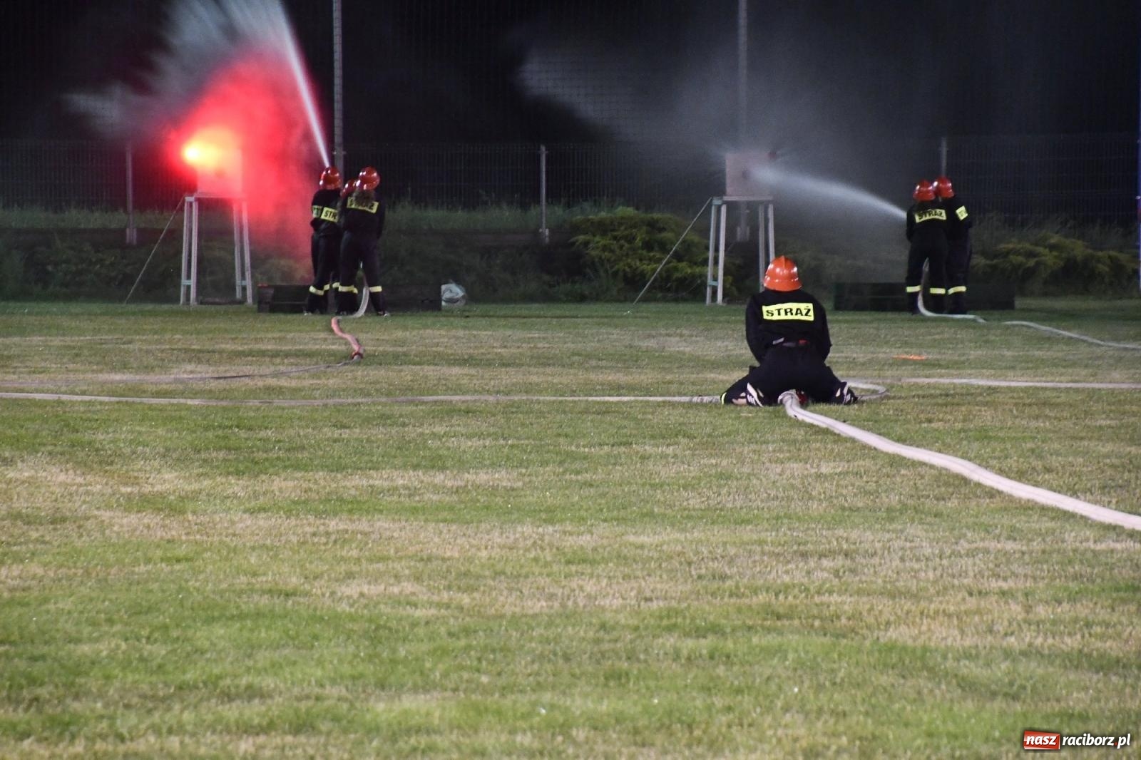 Zdjęcie w galerii na portalu naszraciborz.pl: Nocne strażackie show w Bolesławiu. Sztuczne ognie i rywalizacja w ćwiczeniu bojowym [FOTO i WIDEO] wiadomości z regionu