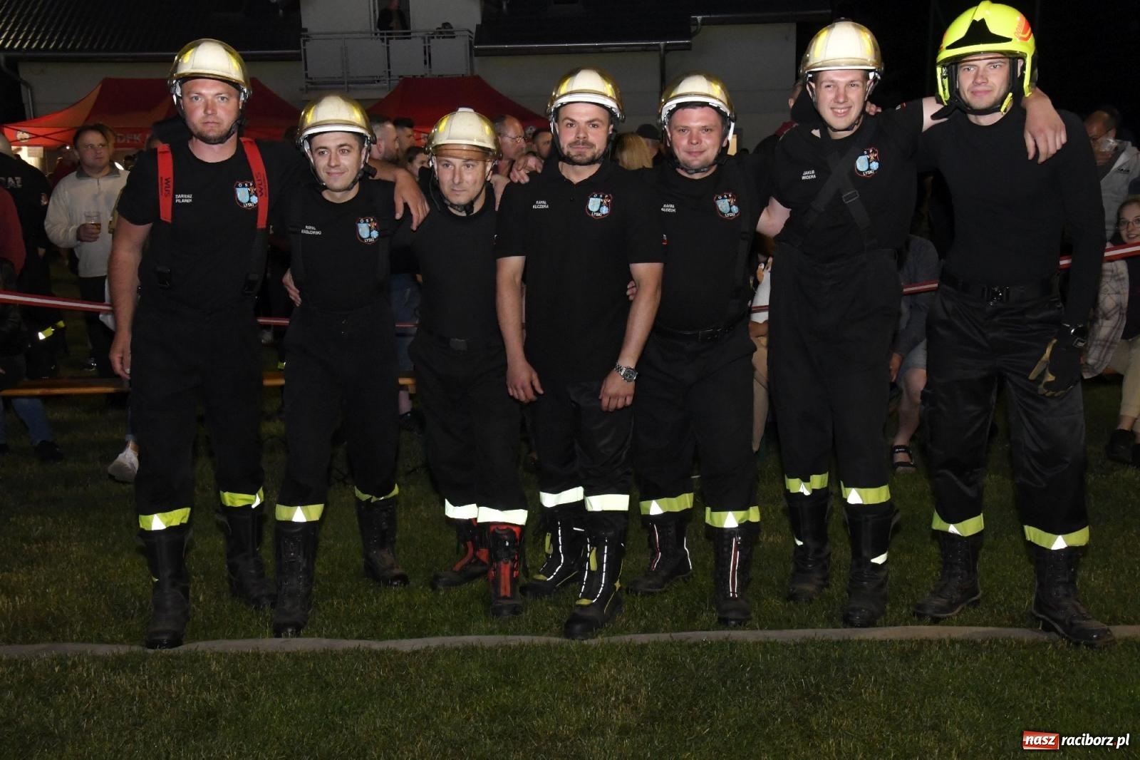 Zdjęcie w galerii na portalu naszraciborz.pl: Nocne strażackie show w Bolesławiu. Sztuczne ognie i rywalizacja w ćwiczeniu bojowym [FOTO i WIDEO] wiadomości z regionu