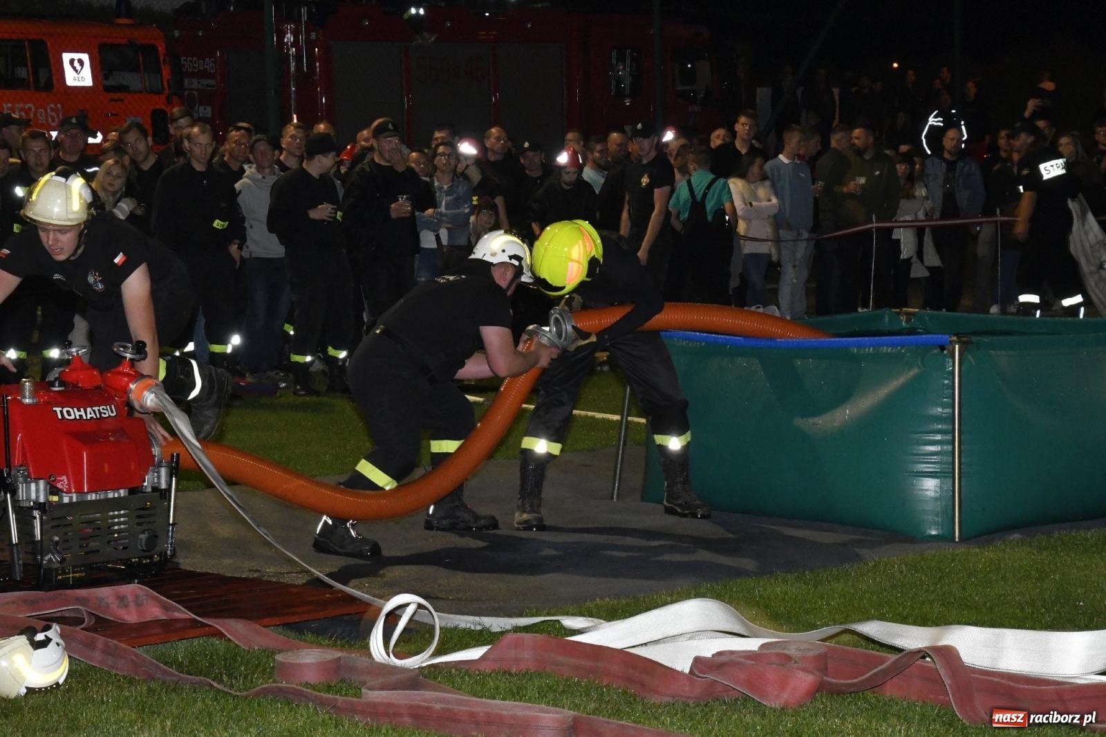 Zdjęcie w galerii na portalu naszraciborz.pl: Nocne strażackie show w Bolesławiu. Sztuczne ognie i rywalizacja w ćwiczeniu bojowym [FOTO i WIDEO] wiadomości z regionu