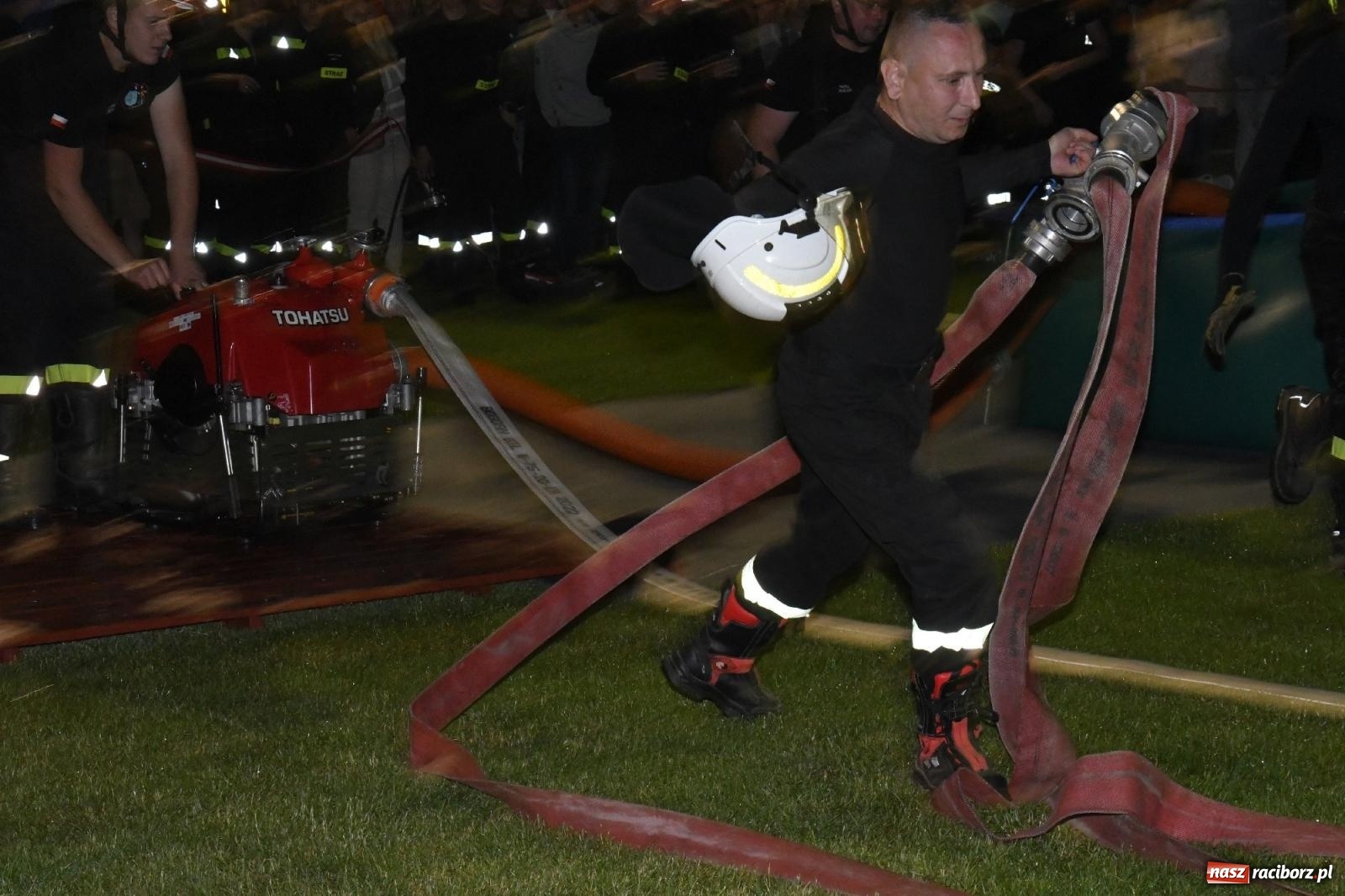 Zdjęcie w galerii na portalu naszraciborz.pl: Nocne strażackie show w Bolesławiu. Sztuczne ognie i rywalizacja w ćwiczeniu bojowym [FOTO i WIDEO] wiadomości z regionu