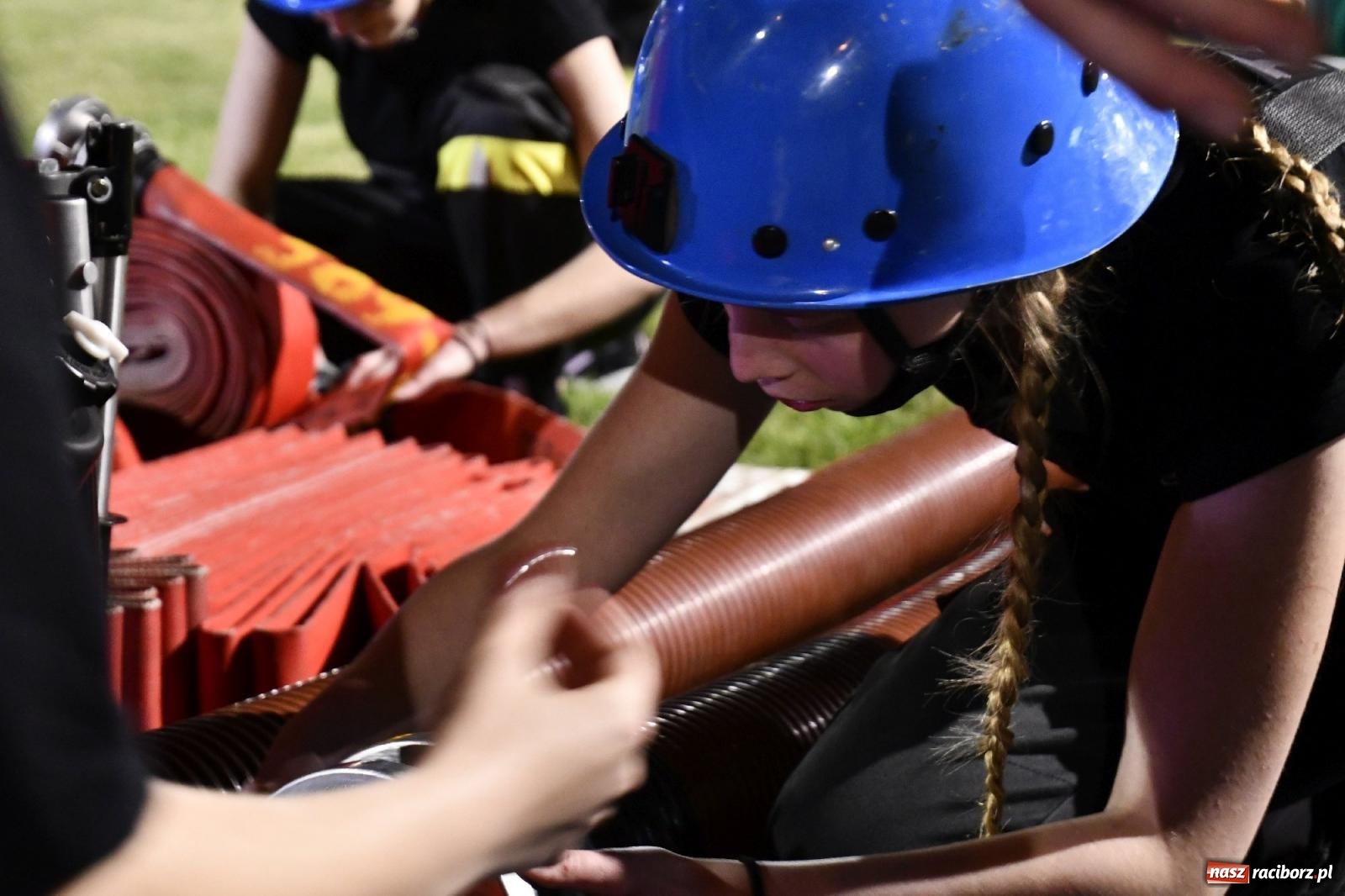 Zdjęcie w galerii na portalu naszraciborz.pl: Nocne strażackie show w Bolesławiu. Sztuczne ognie i rywalizacja w ćwiczeniu bojowym [FOTO i WIDEO] wiadomości z regionu