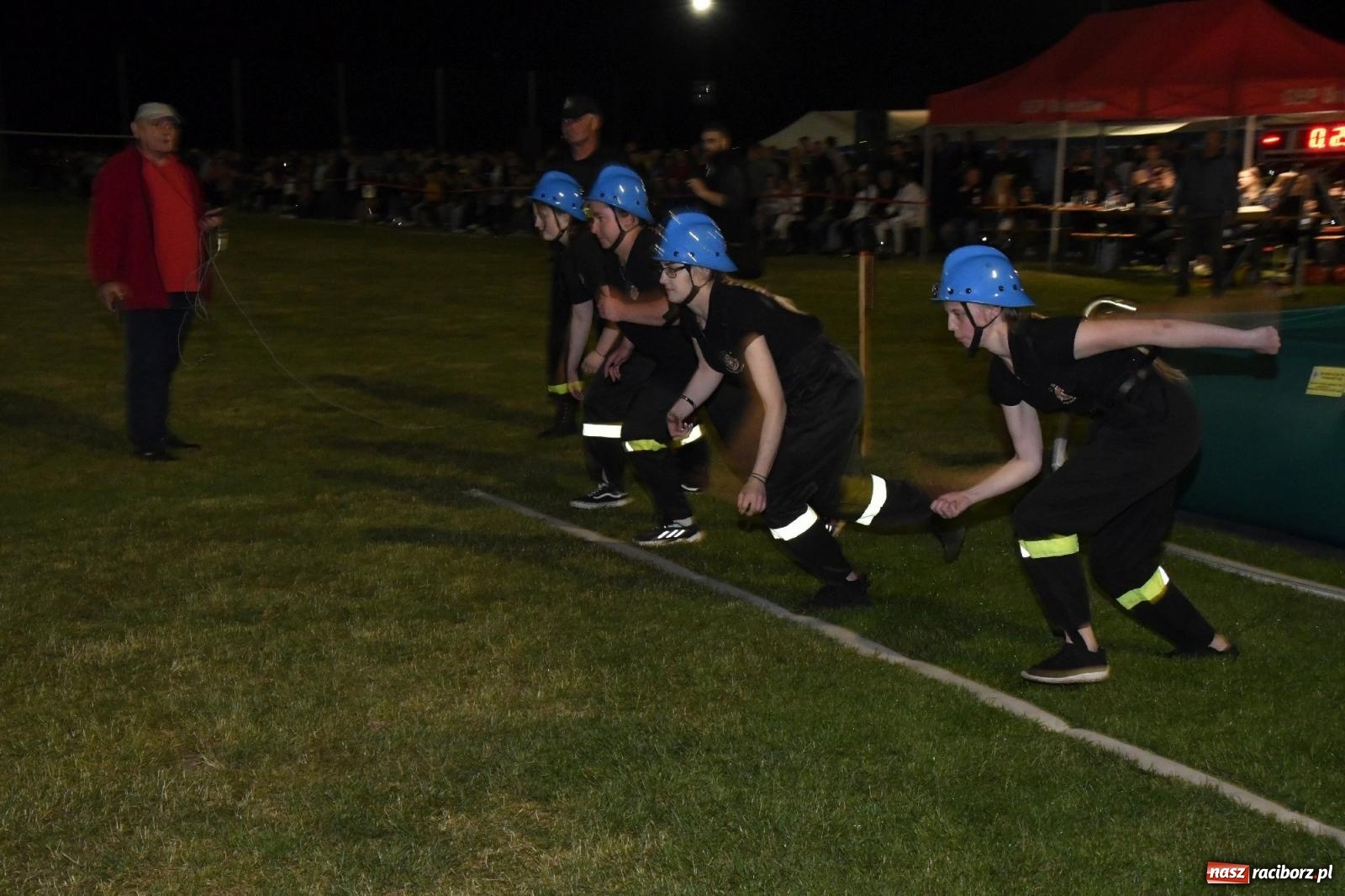 Zdjęcie w galerii na portalu naszraciborz.pl: Nocne strażackie show w Bolesławiu. Sztuczne ognie i rywalizacja w ćwiczeniu bojowym [FOTO i WIDEO] wiadomości z regionu