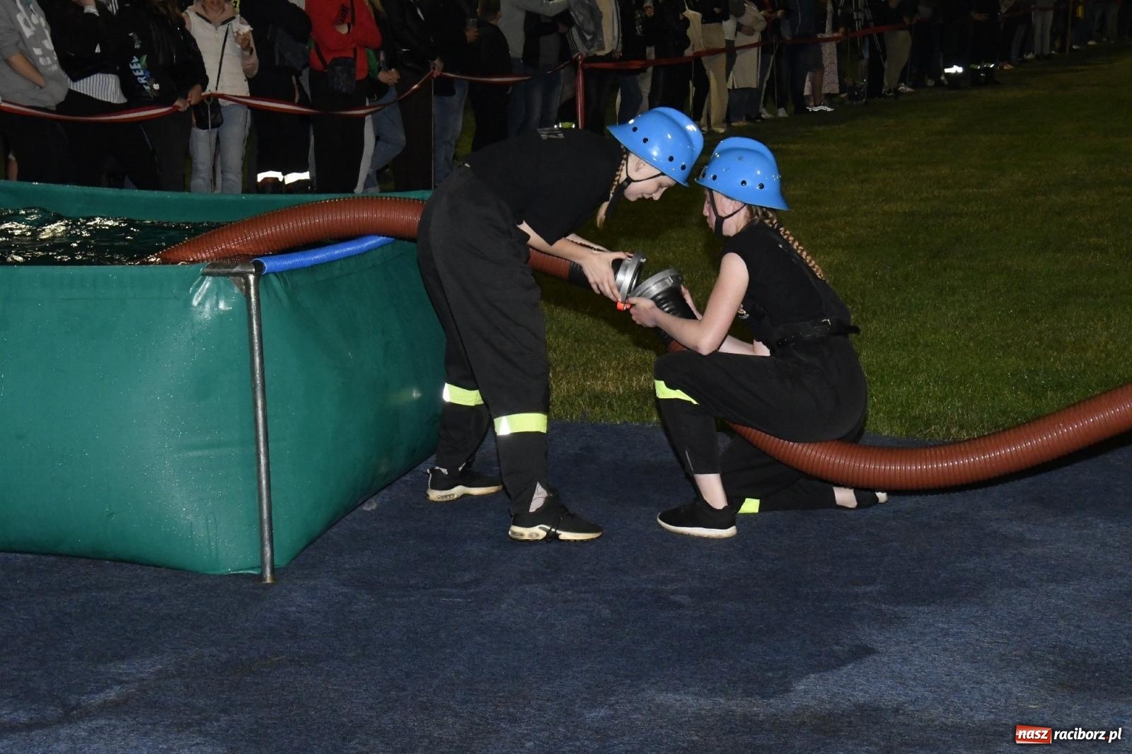 Zdjęcie w galerii na portalu naszraciborz.pl: Nocne strażackie show w Bolesławiu. Sztuczne ognie i rywalizacja w ćwiczeniu bojowym [FOTO i WIDEO] wiadomości z regionu