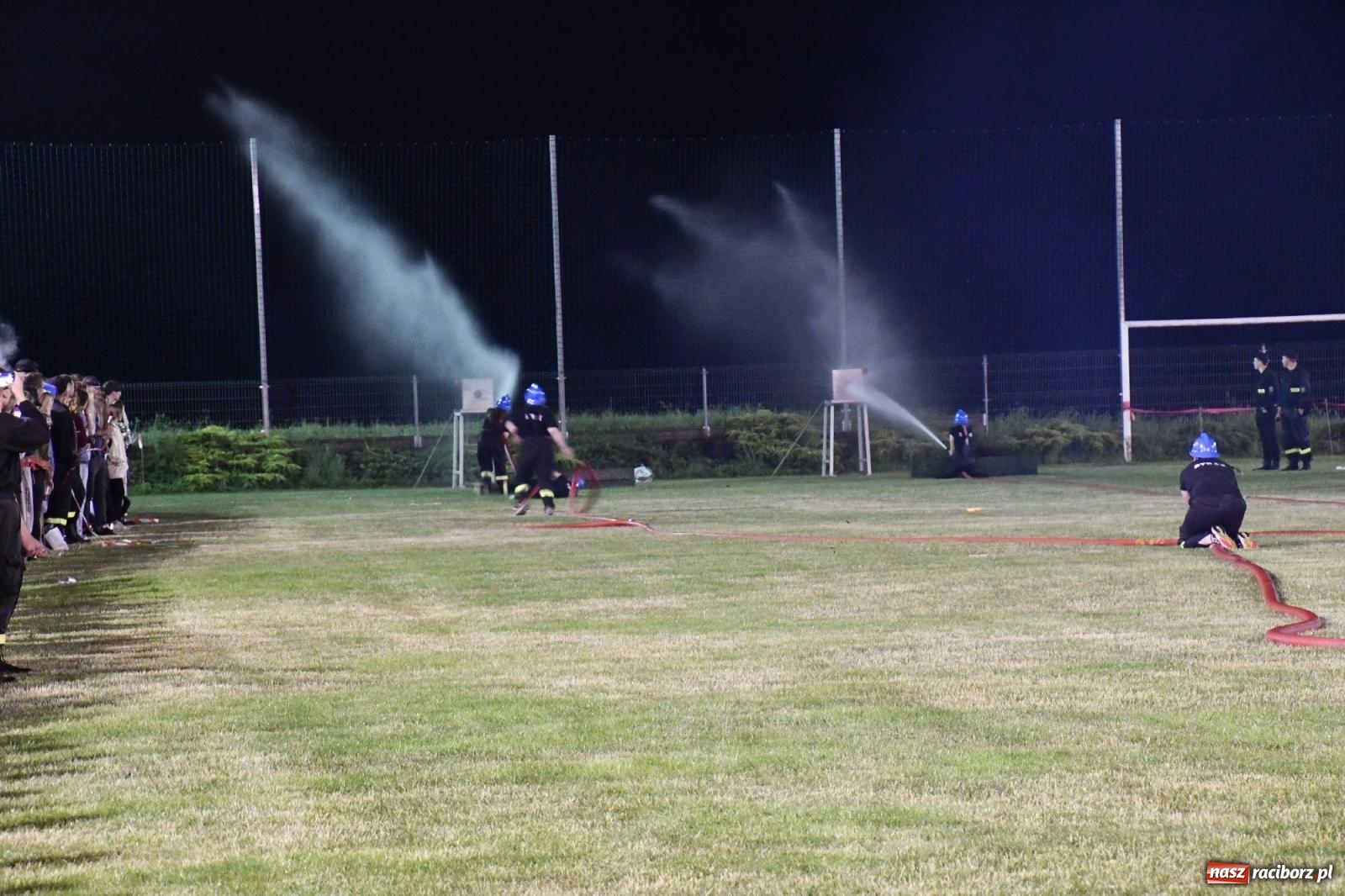 Zdjęcie w galerii na portalu naszraciborz.pl: Nocne strażackie show w Bolesławiu. Sztuczne ognie i rywalizacja w ćwiczeniu bojowym [FOTO i WIDEO] wiadomości z regionu