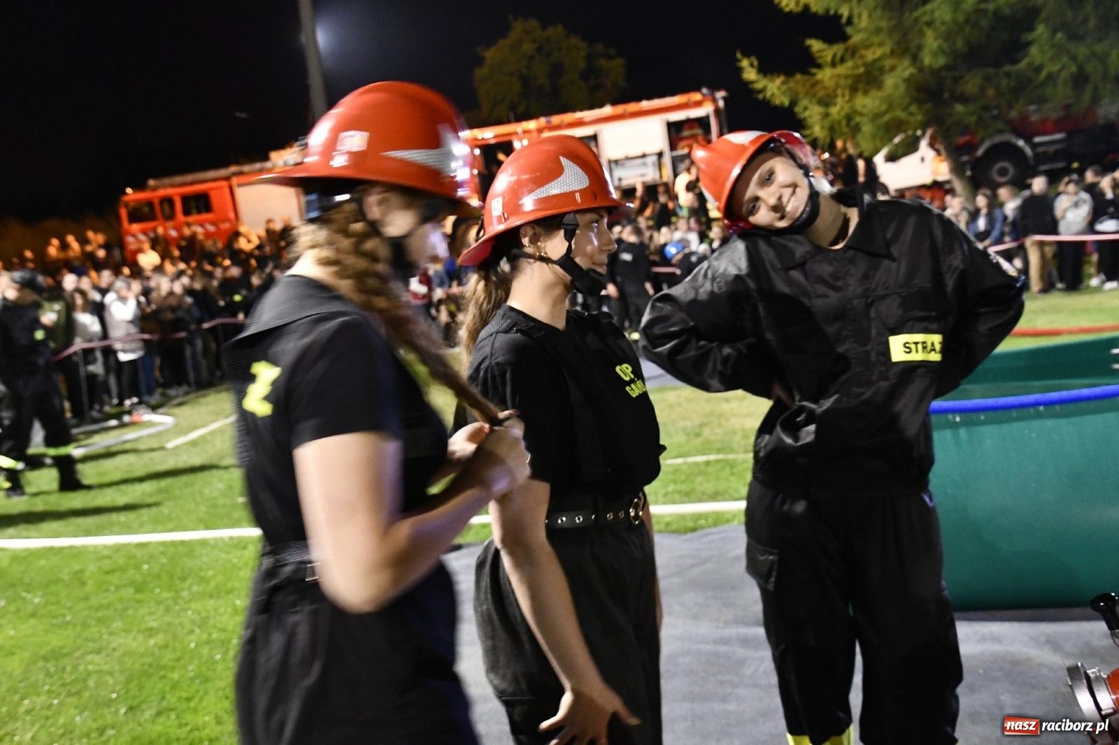 Zdjęcie w galerii na portalu naszraciborz.pl: Nocne strażackie show w Bolesławiu. Sztuczne ognie i rywalizacja w ćwiczeniu bojowym [FOTO i WIDEO] wiadomości z regionu