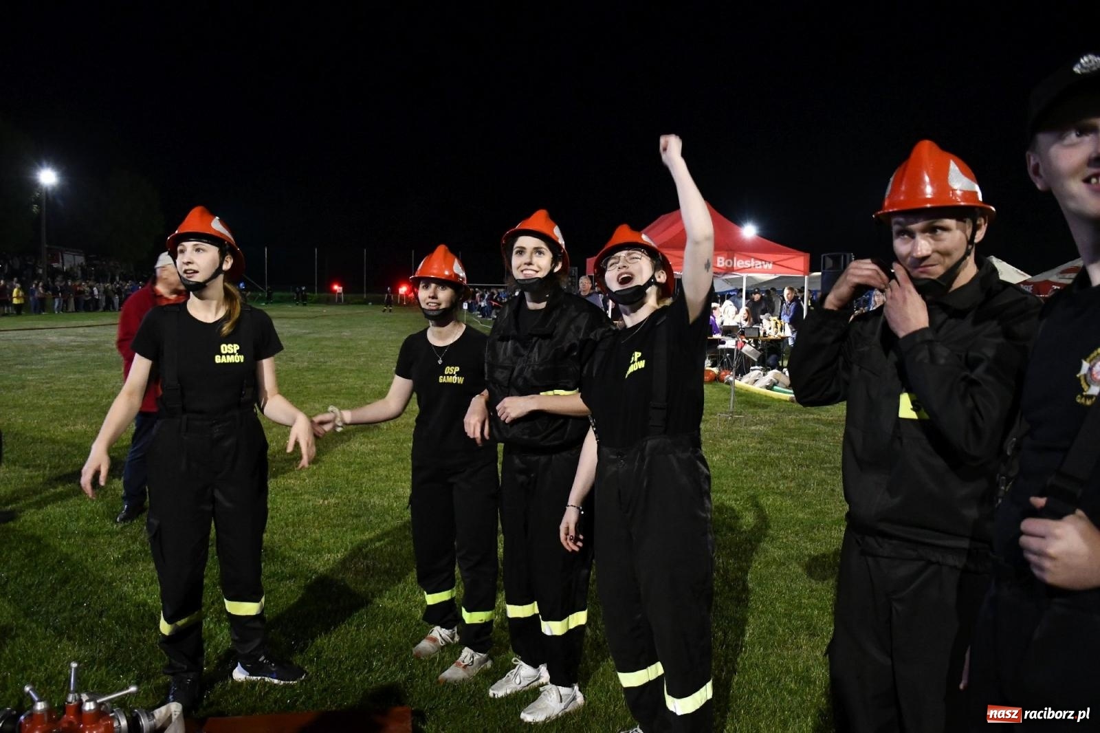 Zdjęcie w galerii na portalu naszraciborz.pl: Nocne strażackie show w Bolesławiu. Sztuczne ognie i rywalizacja w ćwiczeniu bojowym [FOTO i WIDEO] wiadomości z regionu
