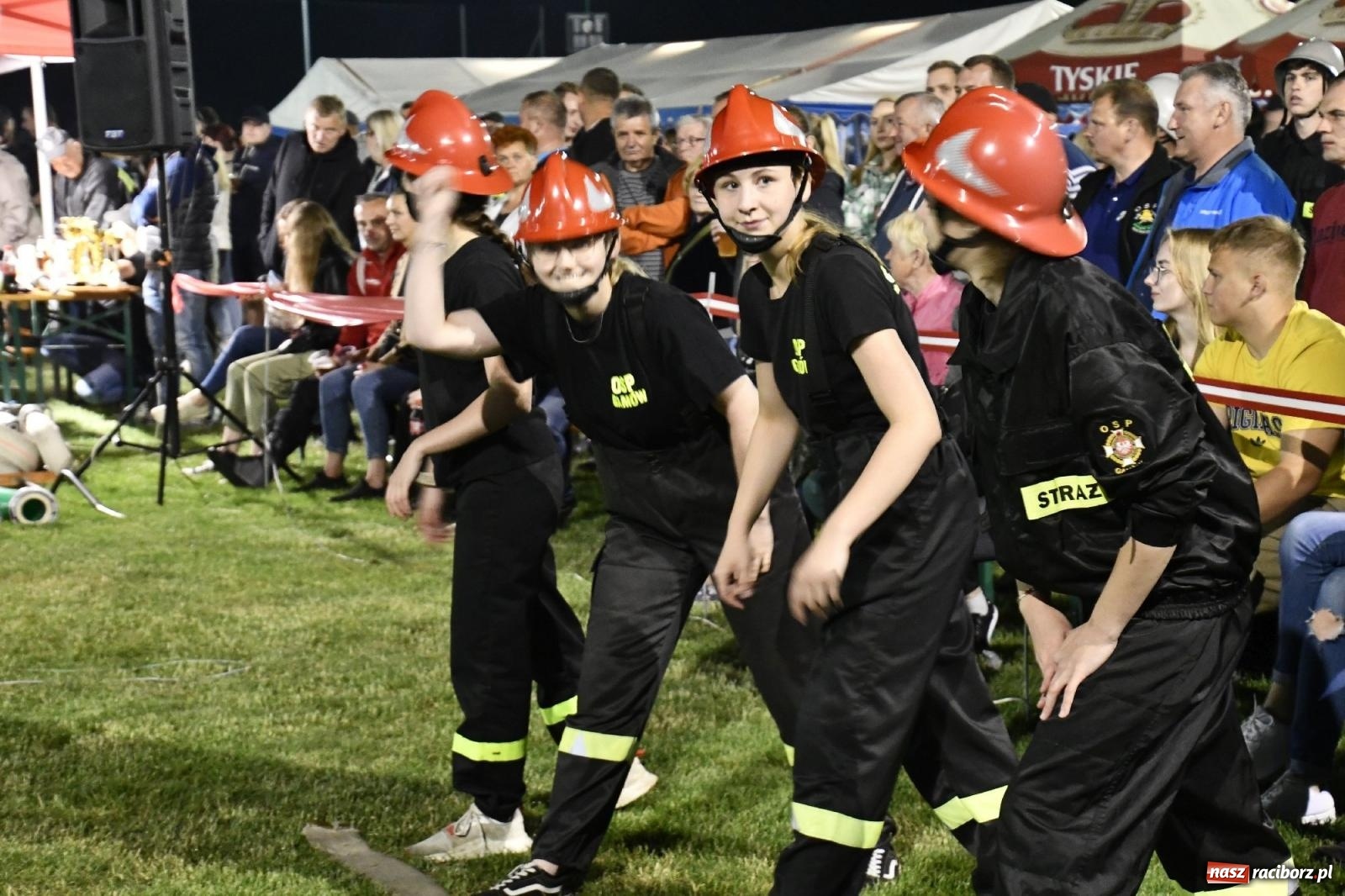 Zdjęcie w galerii na portalu naszraciborz.pl: Nocne strażackie show w Bolesławiu. Sztuczne ognie i rywalizacja w ćwiczeniu bojowym [FOTO i WIDEO] wiadomości z regionu