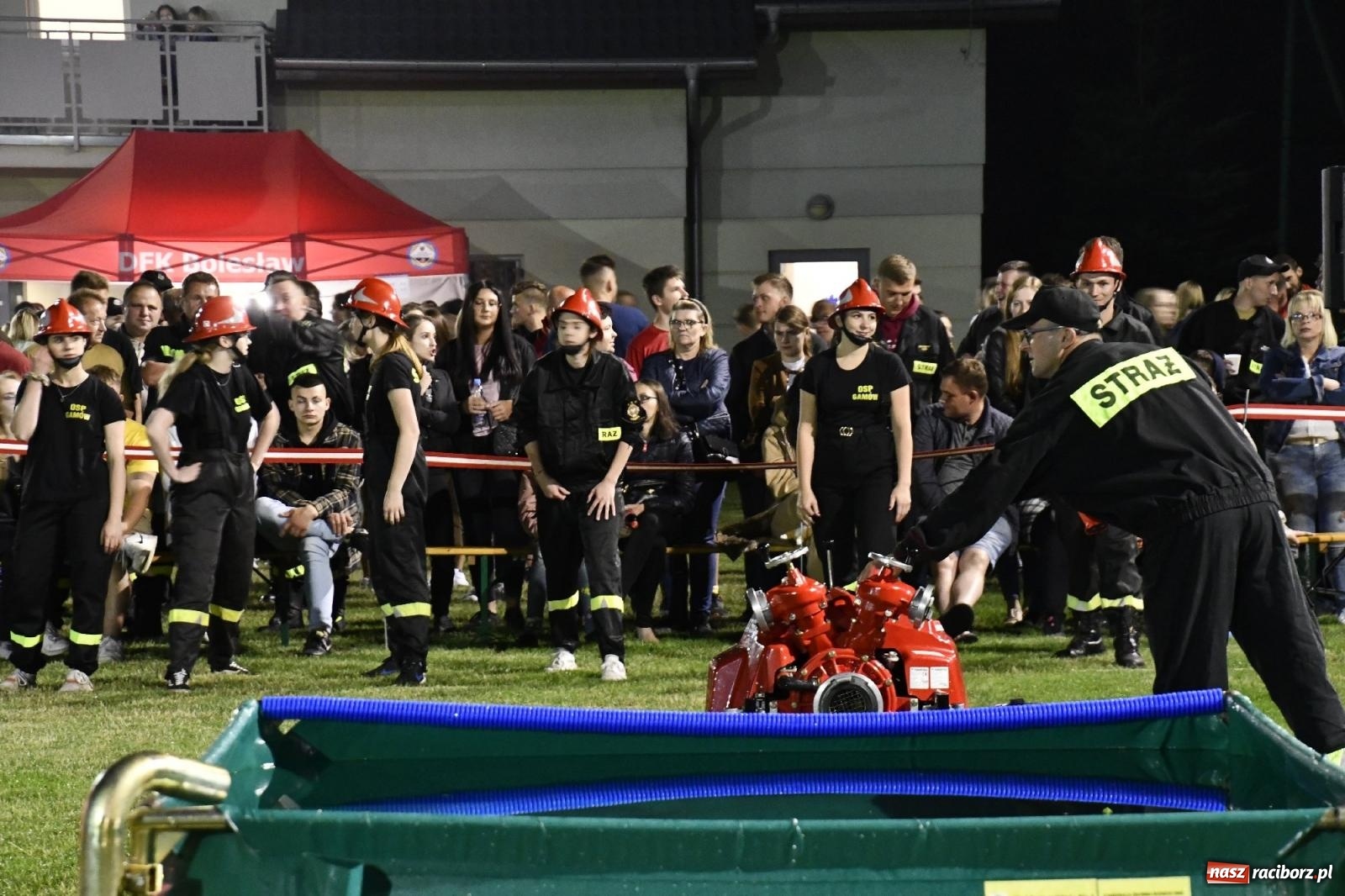 Zdjęcie w galerii na portalu naszraciborz.pl: Nocne strażackie show w Bolesławiu. Sztuczne ognie i rywalizacja w ćwiczeniu bojowym [FOTO i WIDEO] wiadomości z regionu