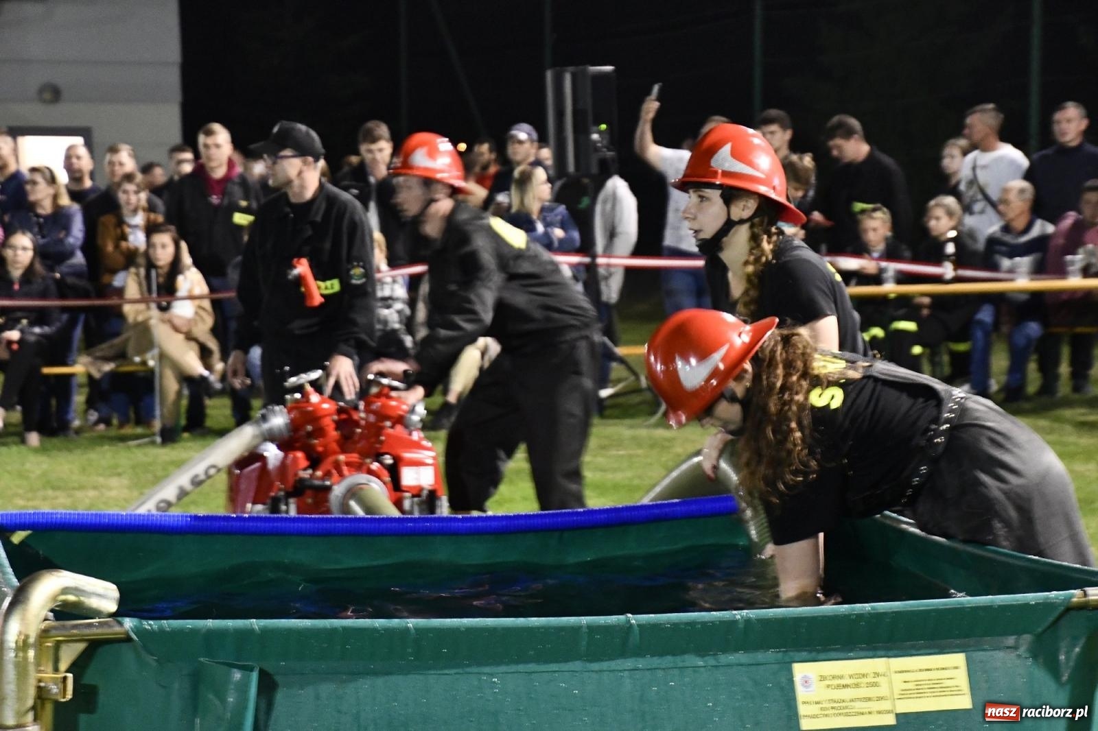 Zdjęcie w galerii na portalu naszraciborz.pl: Nocne strażackie show w Bolesławiu. Sztuczne ognie i rywalizacja w ćwiczeniu bojowym [FOTO i WIDEO] wiadomości z regionu