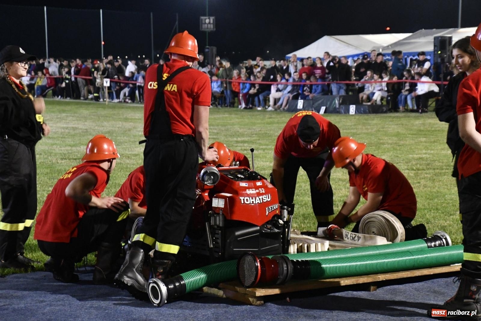 Zdjęcie w galerii na portalu naszraciborz.pl: Nocne strażackie show w Bolesławiu. Sztuczne ognie i rywalizacja w ćwiczeniu bojowym [FOTO i WIDEO] wiadomości z regionu