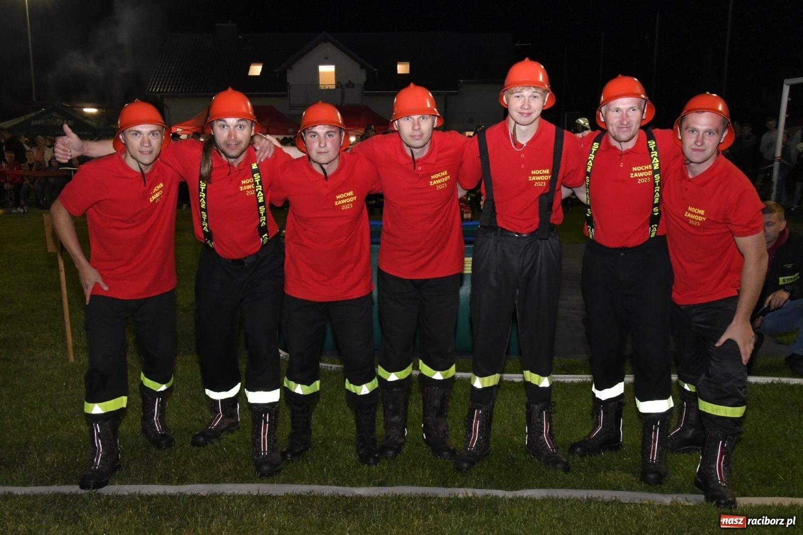 Zdjęcie w galerii na portalu naszraciborz.pl: Nocne strażackie show w Bolesławiu. Sztuczne ognie i rywalizacja w ćwiczeniu bojowym [FOTO i WIDEO] wiadomości z regionu