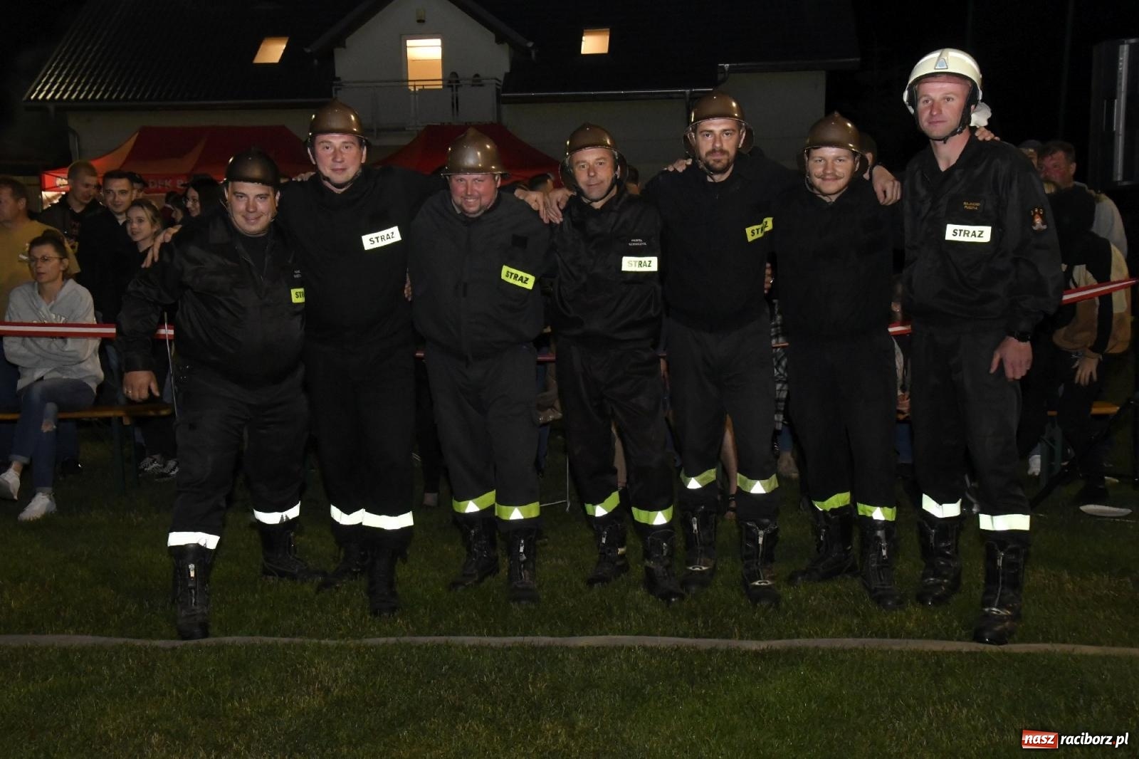 Zdjęcie w galerii na portalu naszraciborz.pl: Nocne strażackie show w Bolesławiu. Sztuczne ognie i rywalizacja w ćwiczeniu bojowym [FOTO i WIDEO] wiadomości z regionu