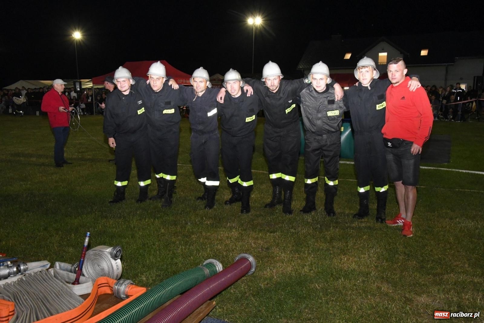 Zdjęcie w galerii na portalu naszraciborz.pl: Nocne strażackie show w Bolesławiu. Sztuczne ognie i rywalizacja w ćwiczeniu bojowym [FOTO i WIDEO] wiadomości z regionu