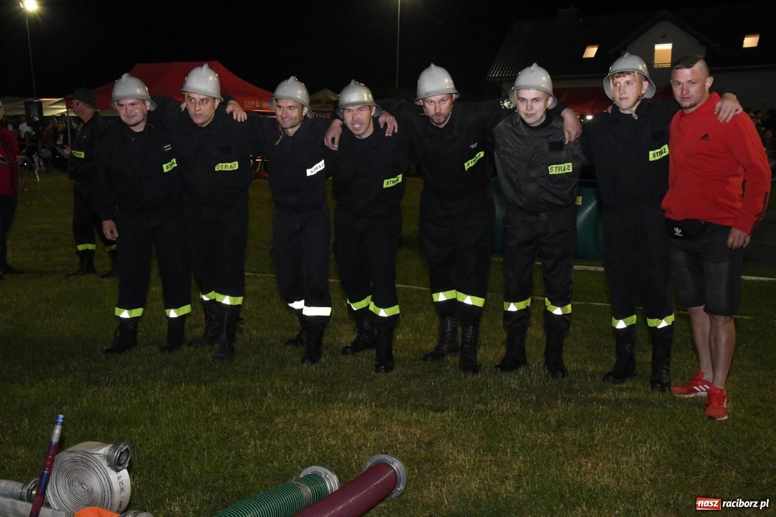 Zdjęcie w galerii na portalu naszraciborz.pl: Nocne strażackie show w Bolesławiu. Sztuczne ognie i rywalizacja w ćwiczeniu bojowym [FOTO i WIDEO] wiadomości z regionu