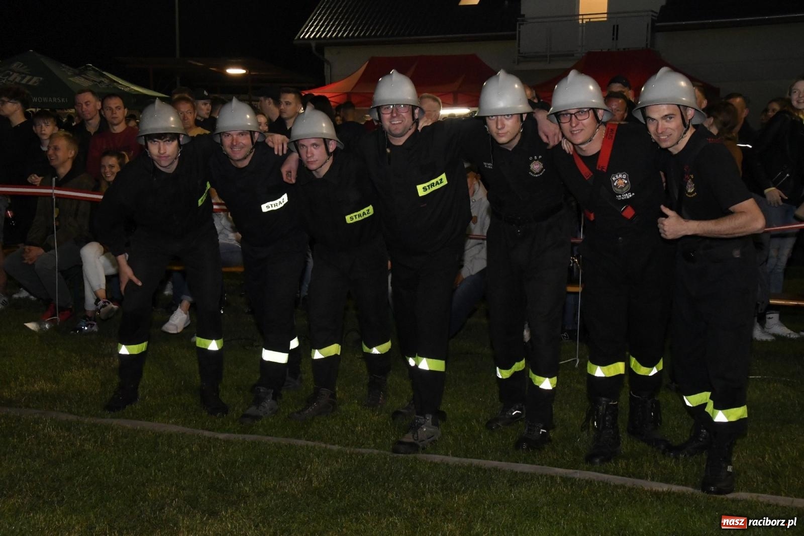 Zdjęcie w galerii na portalu naszraciborz.pl: Nocne strażackie show w Bolesławiu. Sztuczne ognie i rywalizacja w ćwiczeniu bojowym [FOTO i WIDEO] wiadomości z regionu