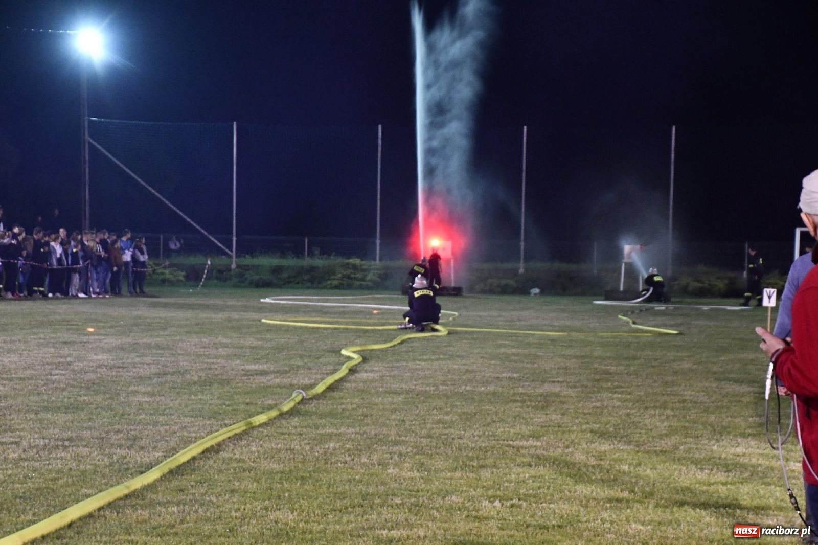 Zdjęcie w galerii na portalu naszraciborz.pl: Nocne strażackie show w Bolesławiu. Sztuczne ognie i rywalizacja w ćwiczeniu bojowym [FOTO i WIDEO] wiadomości z regionu