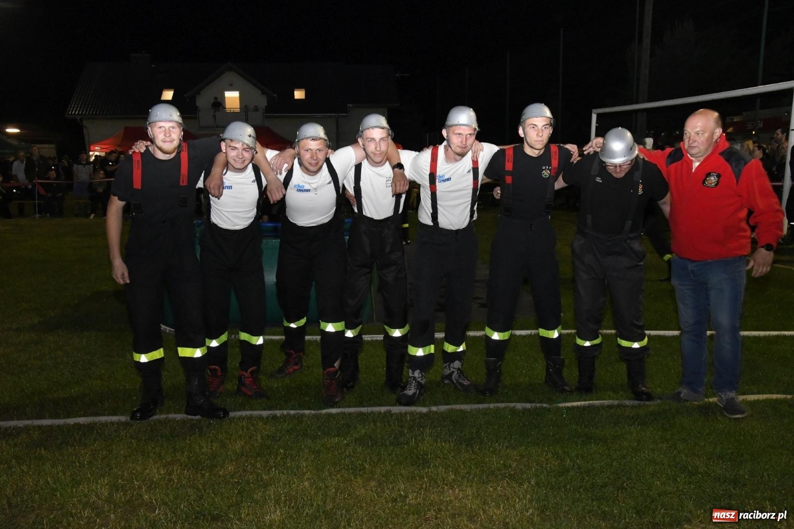 Zdjęcie w galerii na portalu naszraciborz.pl: Nocne strażackie show w Bolesławiu. Sztuczne ognie i rywalizacja w ćwiczeniu bojowym [FOTO i WIDEO] wiadomości z regionu