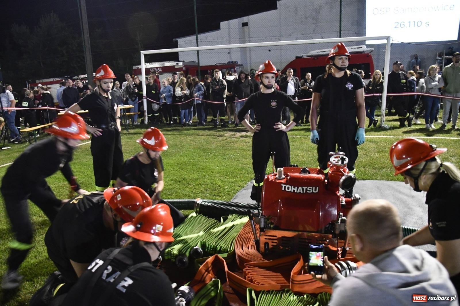 Zdjęcie w galerii na portalu naszraciborz.pl: Nocne strażackie show w Bolesławiu. Sztuczne ognie i rywalizacja w ćwiczeniu bojowym [FOTO i WIDEO] wiadomości z regionu
