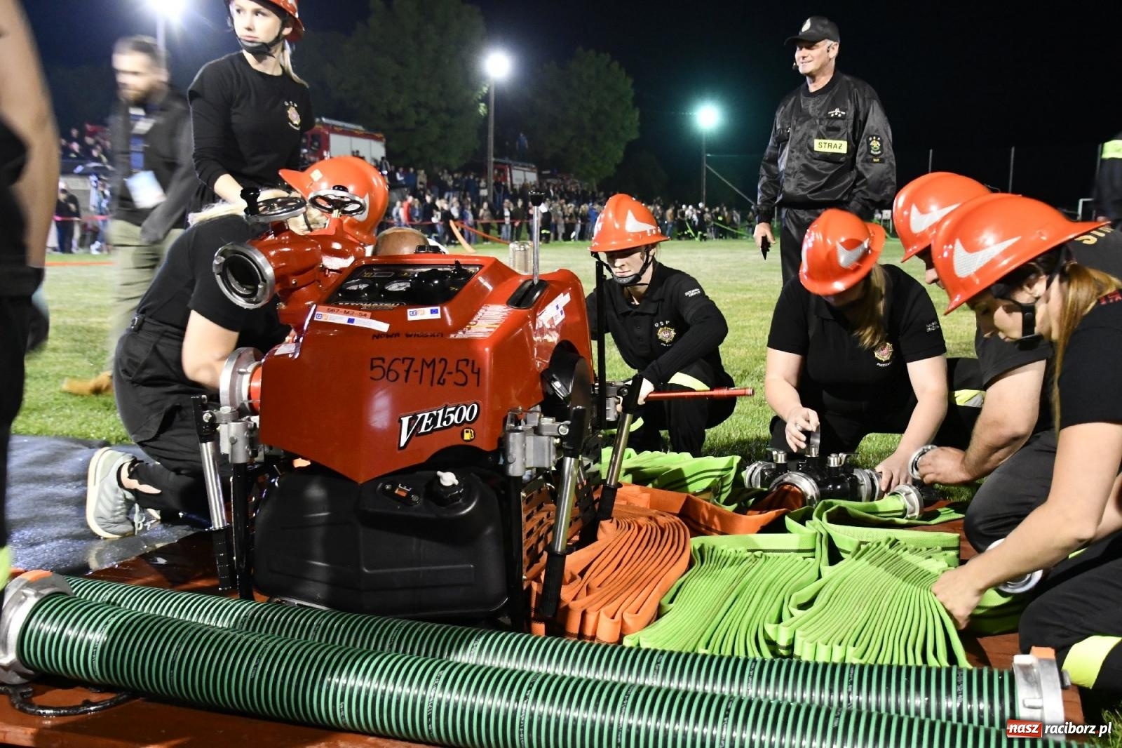 Zdjęcie w galerii na portalu naszraciborz.pl: Nocne strażackie show w Bolesławiu. Sztuczne ognie i rywalizacja w ćwiczeniu bojowym [FOTO i WIDEO] wiadomości z regionu
