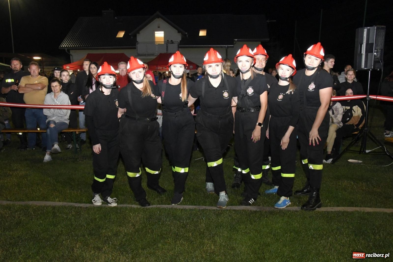 Zdjęcie w galerii na portalu naszraciborz.pl: Nocne strażackie show w Bolesławiu. Sztuczne ognie i rywalizacja w ćwiczeniu bojowym [FOTO i WIDEO] wiadomości z regionu