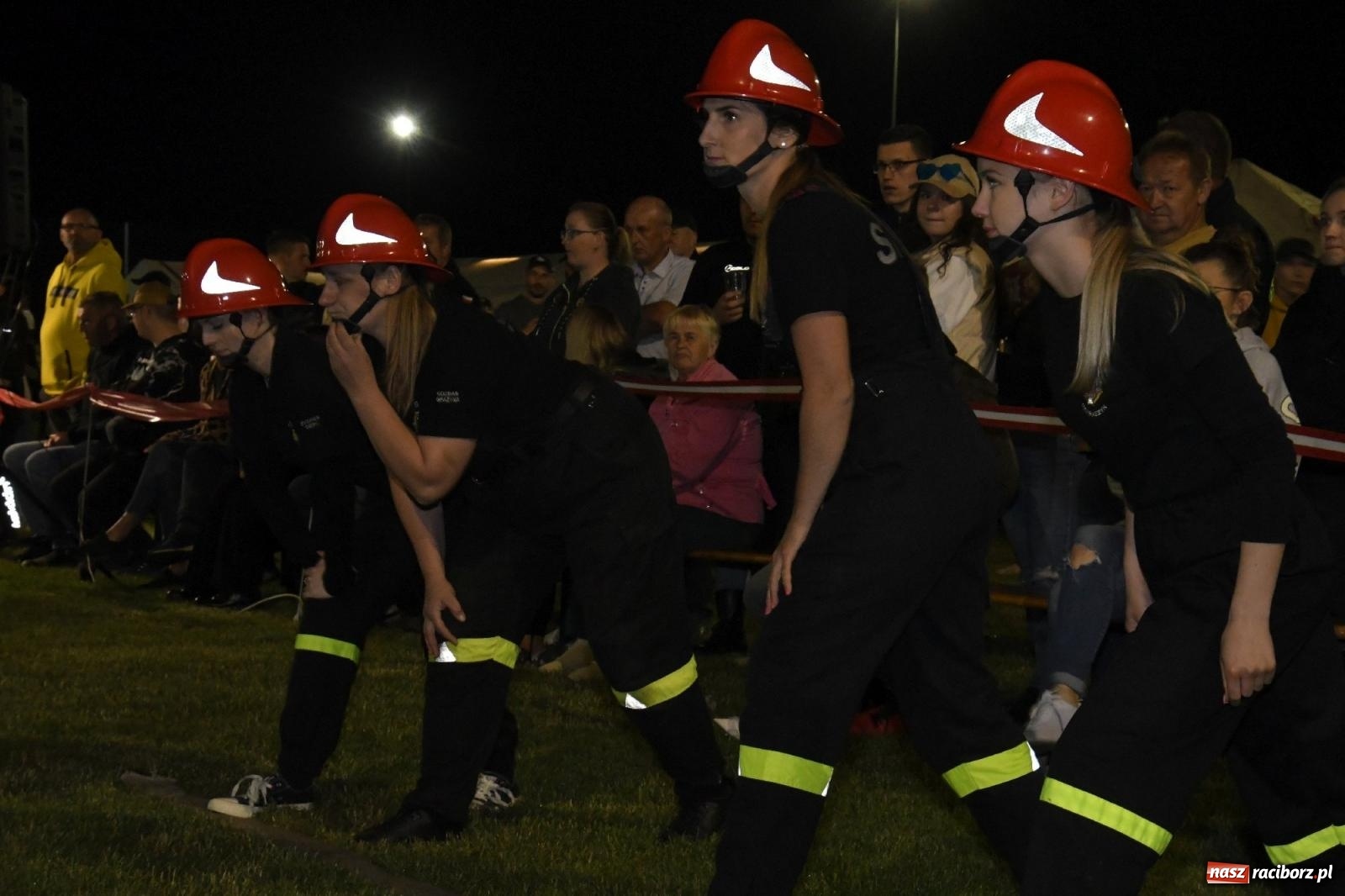 Zdjęcie w galerii na portalu naszraciborz.pl: Nocne strażackie show w Bolesławiu. Sztuczne ognie i rywalizacja w ćwiczeniu bojowym [FOTO i WIDEO] wiadomości z regionu