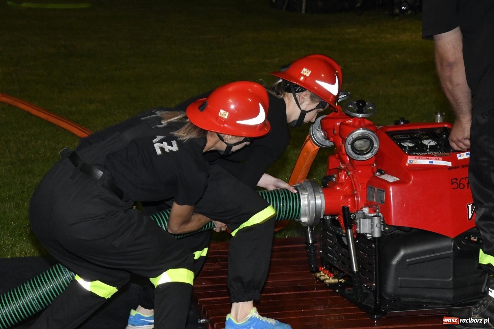 Zdjęcie w galerii na portalu naszraciborz.pl: Nocne strażackie show w Bolesławiu. Sztuczne ognie i rywalizacja w ćwiczeniu bojowym [FOTO i WIDEO] wiadomości z regionu