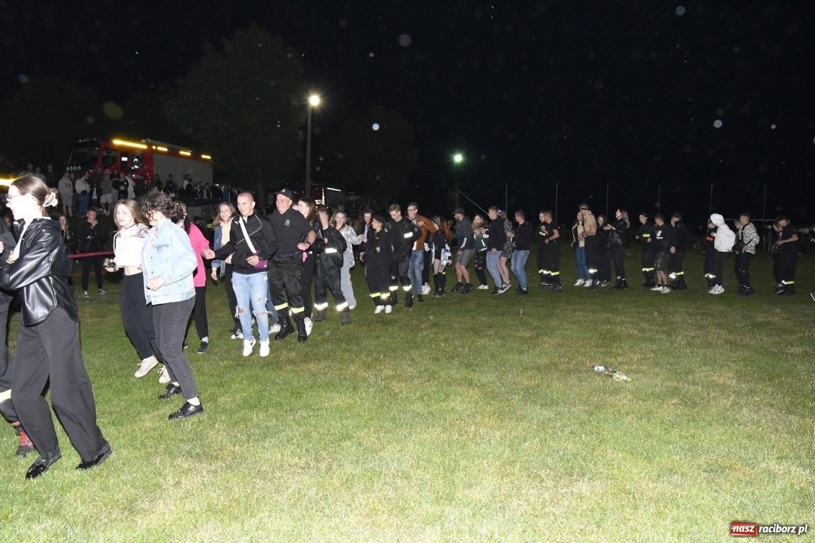 Zdjęcie w galerii na portalu naszraciborz.pl: Nocne strażackie show w Bolesławiu. Sztuczne ognie i rywalizacja w ćwiczeniu bojowym [FOTO i WIDEO] wiadomości z regionu