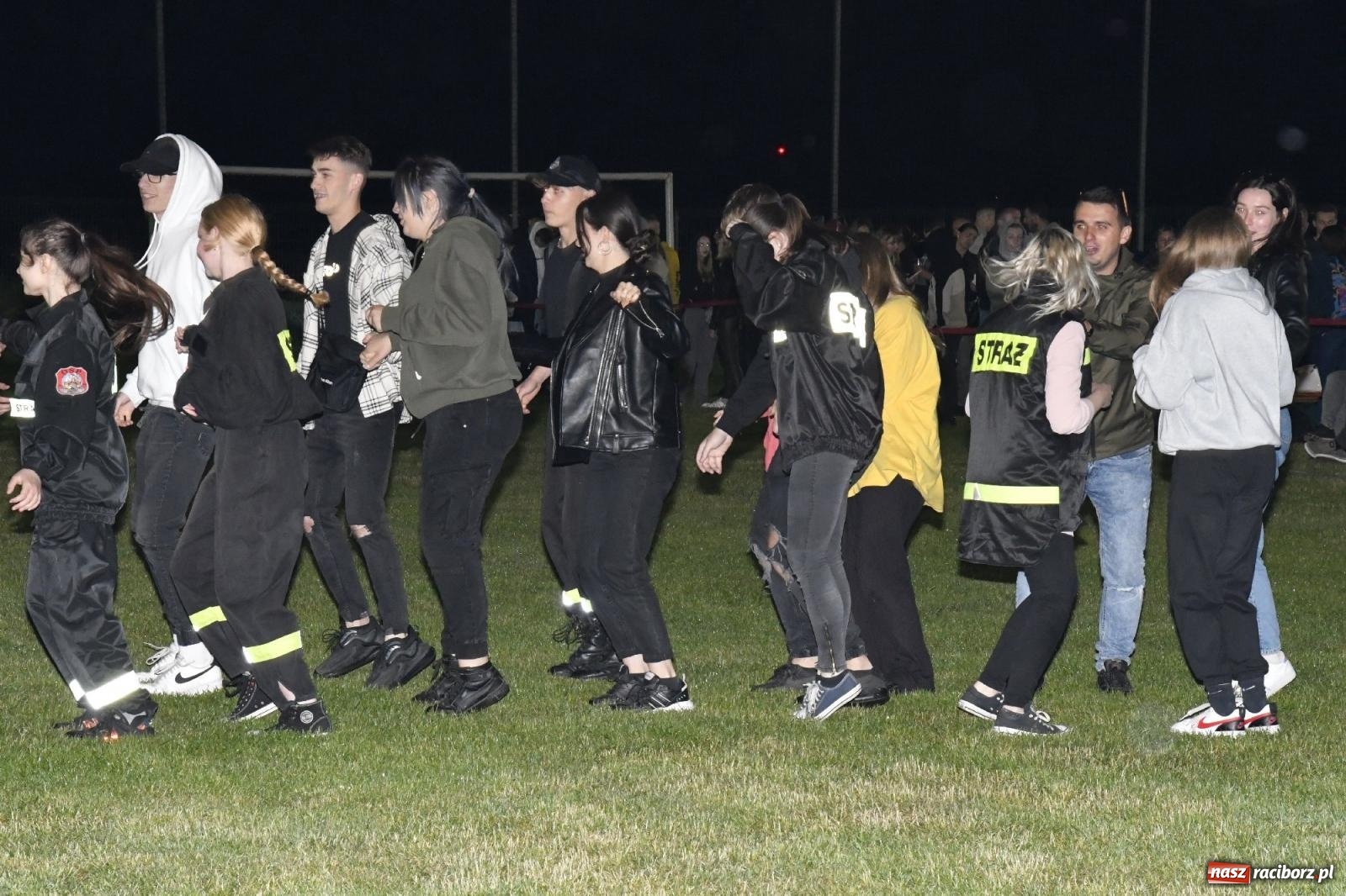 Zdjęcie w galerii na portalu naszraciborz.pl: Nocne strażackie show w Bolesławiu. Sztuczne ognie i rywalizacja w ćwiczeniu bojowym [FOTO i WIDEO] wiadomości z regionu