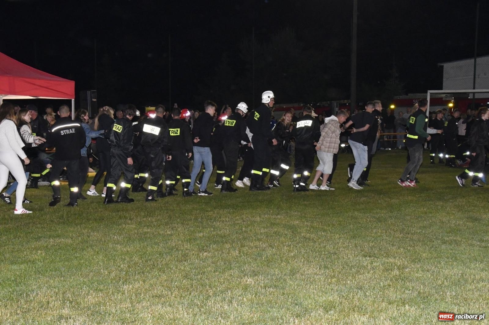 Zdjęcie w galerii na portalu naszraciborz.pl: Nocne strażackie show w Bolesławiu. Sztuczne ognie i rywalizacja w ćwiczeniu bojowym [FOTO i WIDEO] wiadomości z regionu