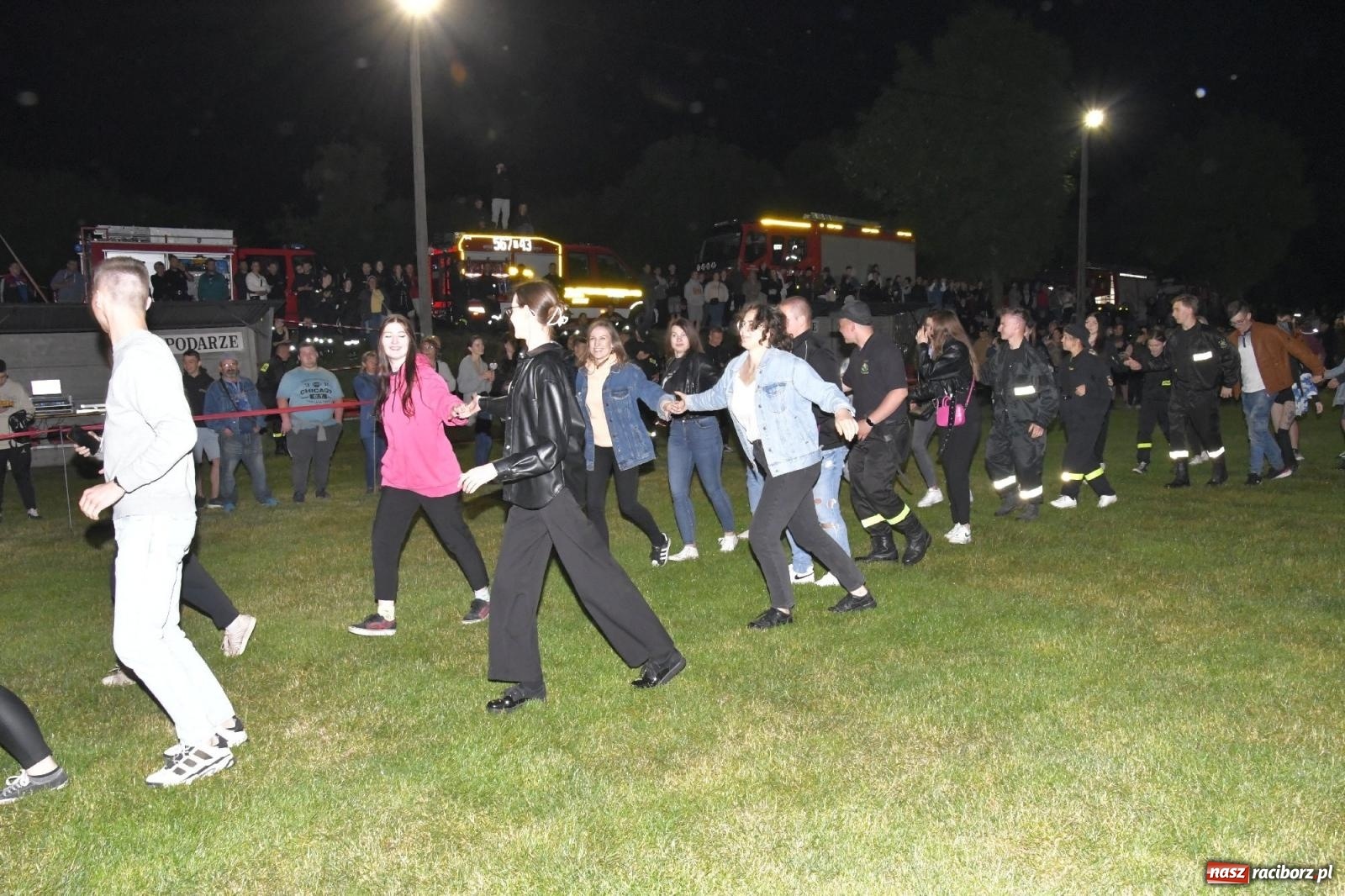 Zdjęcie w galerii na portalu naszraciborz.pl: Nocne strażackie show w Bolesławiu. Sztuczne ognie i rywalizacja w ćwiczeniu bojowym [FOTO i WIDEO] wiadomości z regionu