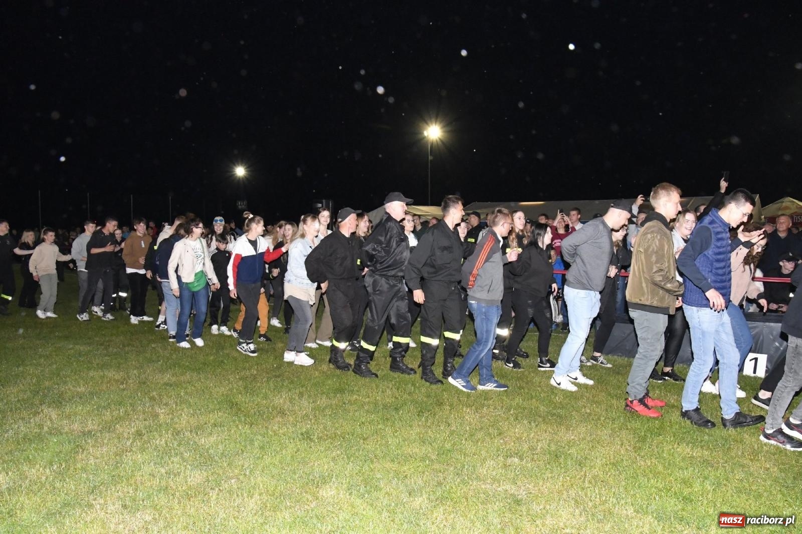 Zdjęcie w galerii na portalu naszraciborz.pl: Nocne strażackie show w Bolesławiu. Sztuczne ognie i rywalizacja w ćwiczeniu bojowym [FOTO i WIDEO] wiadomości z regionu