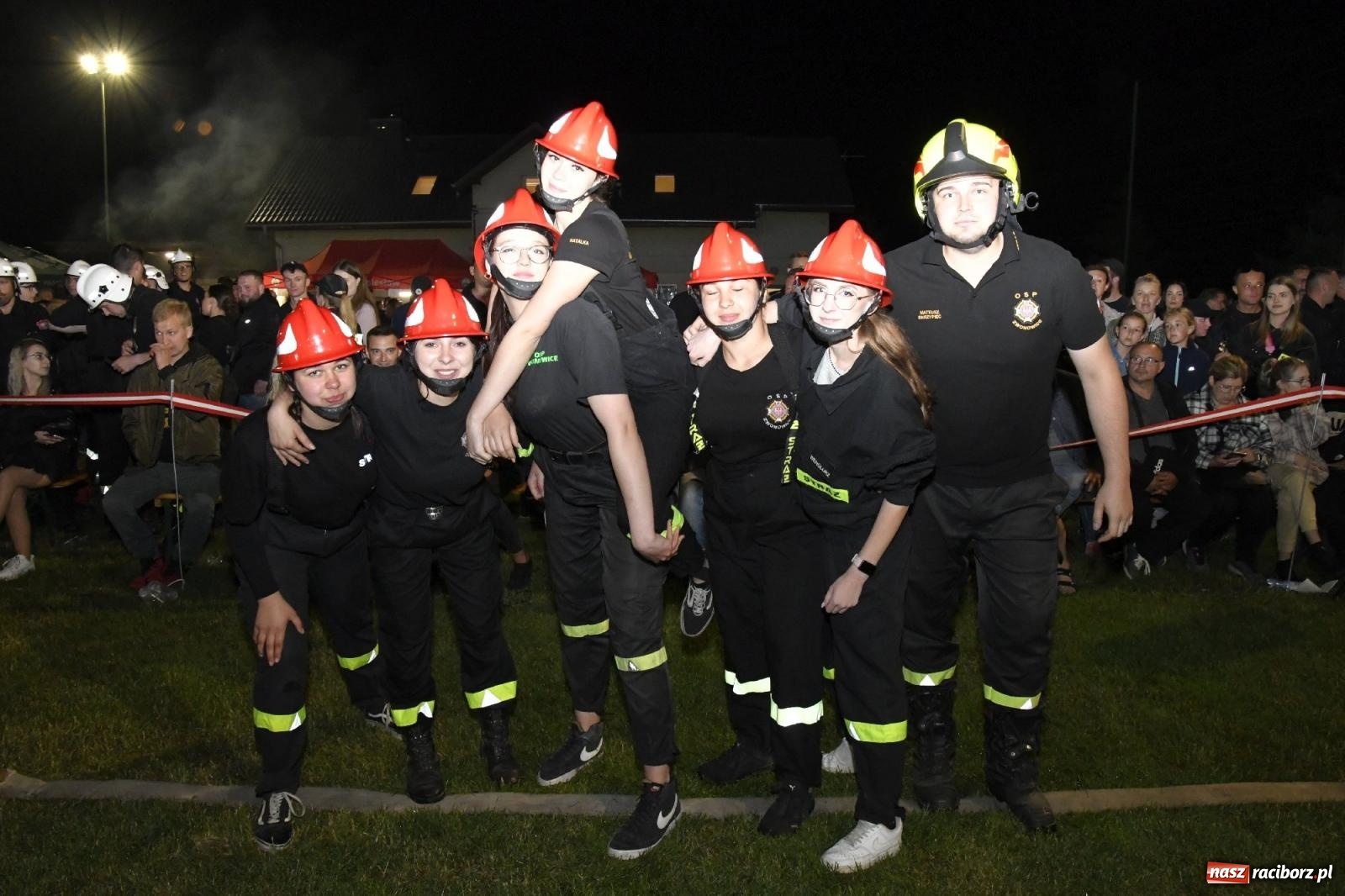 Zdjęcie w galerii na portalu naszraciborz.pl: Nocne strażackie show w Bolesławiu. Sztuczne ognie i rywalizacja w ćwiczeniu bojowym [FOTO i WIDEO] wiadomości z regionu