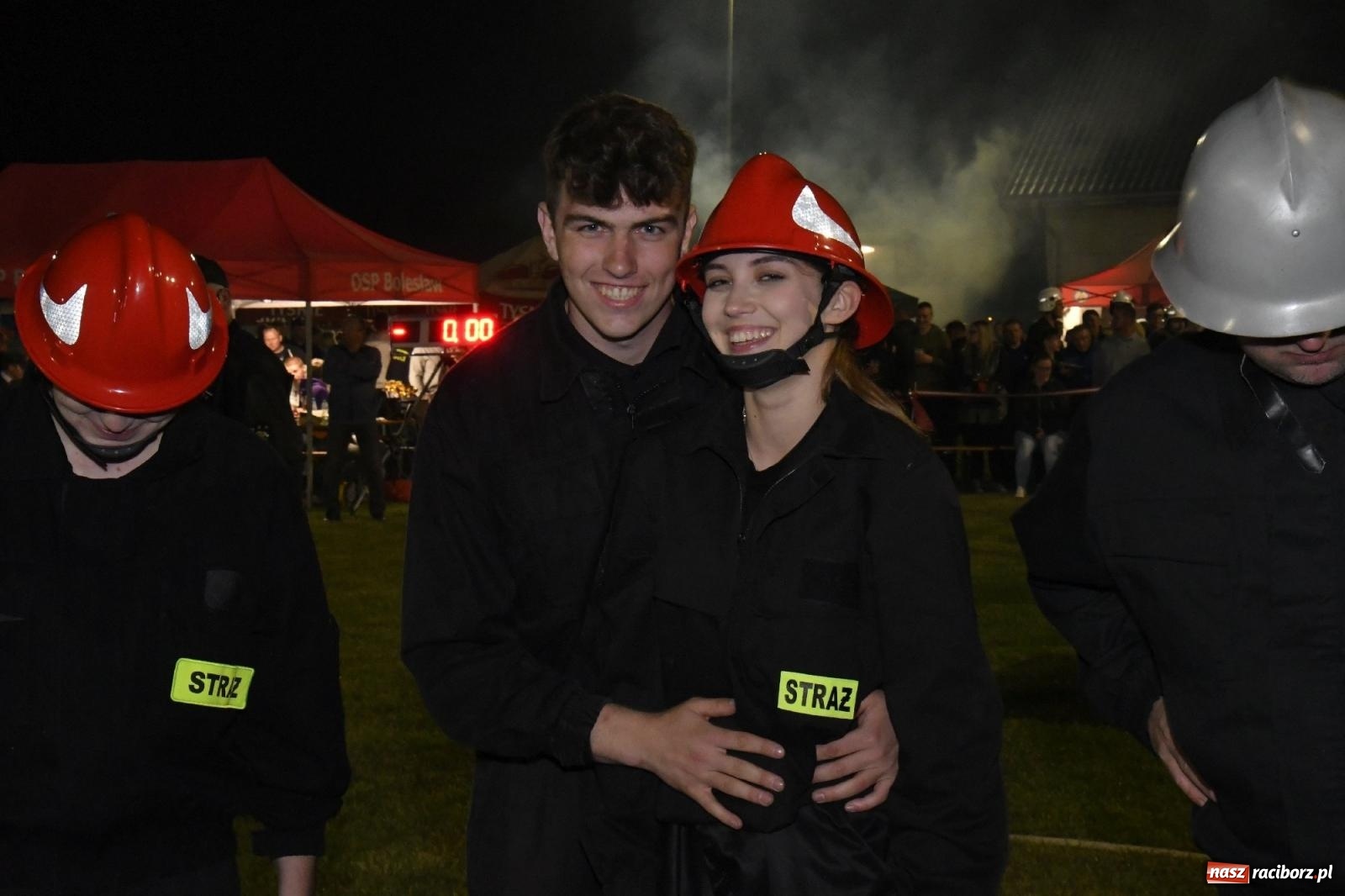 Zdjęcie w galerii na portalu naszraciborz.pl: Nocne strażackie show w Bolesławiu. Sztuczne ognie i rywalizacja w ćwiczeniu bojowym [FOTO i WIDEO] wiadomości z regionu