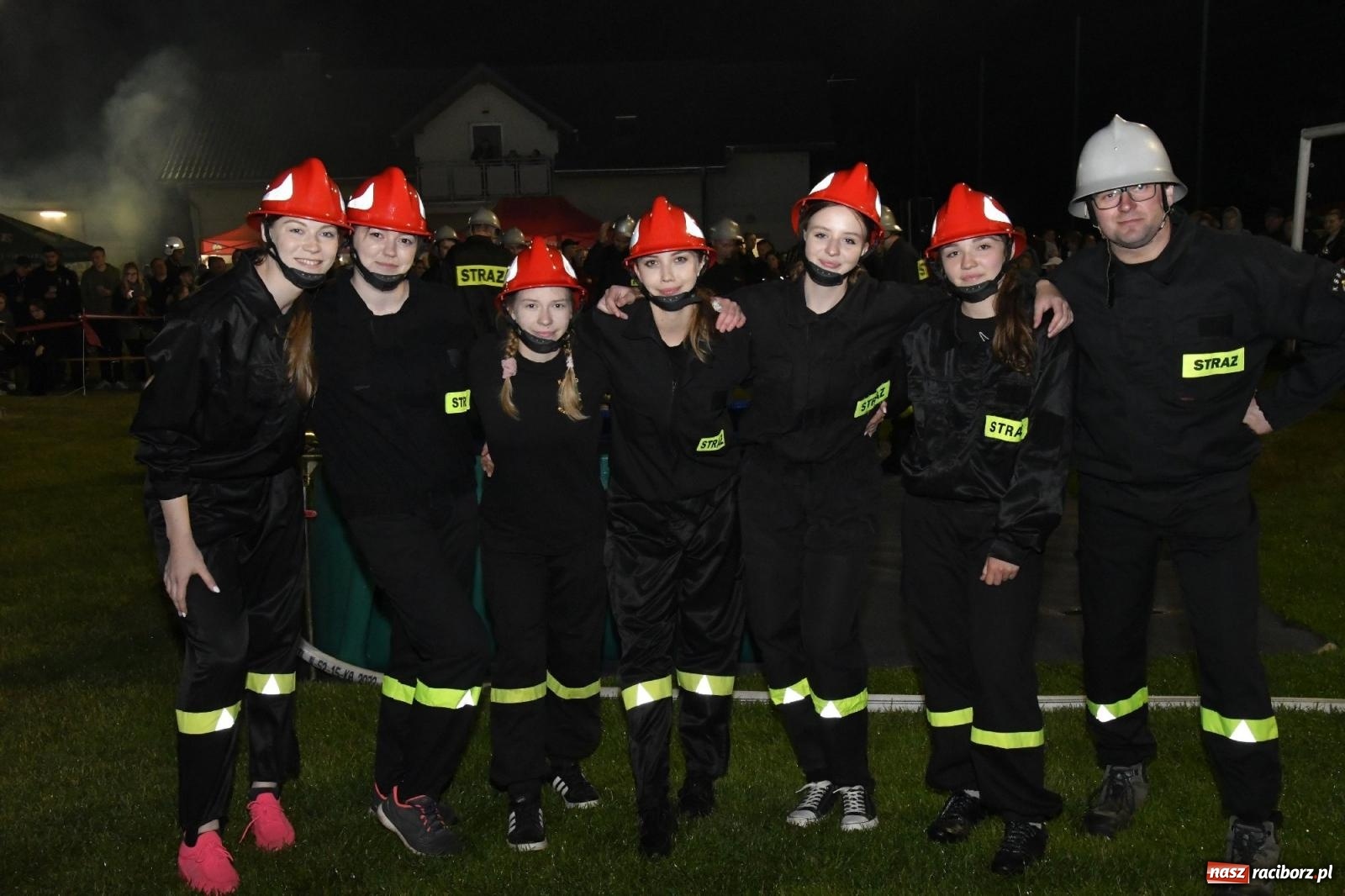Zdjęcie w galerii na portalu naszraciborz.pl: Nocne strażackie show w Bolesławiu. Sztuczne ognie i rywalizacja w ćwiczeniu bojowym [FOTO i WIDEO] wiadomości z regionu