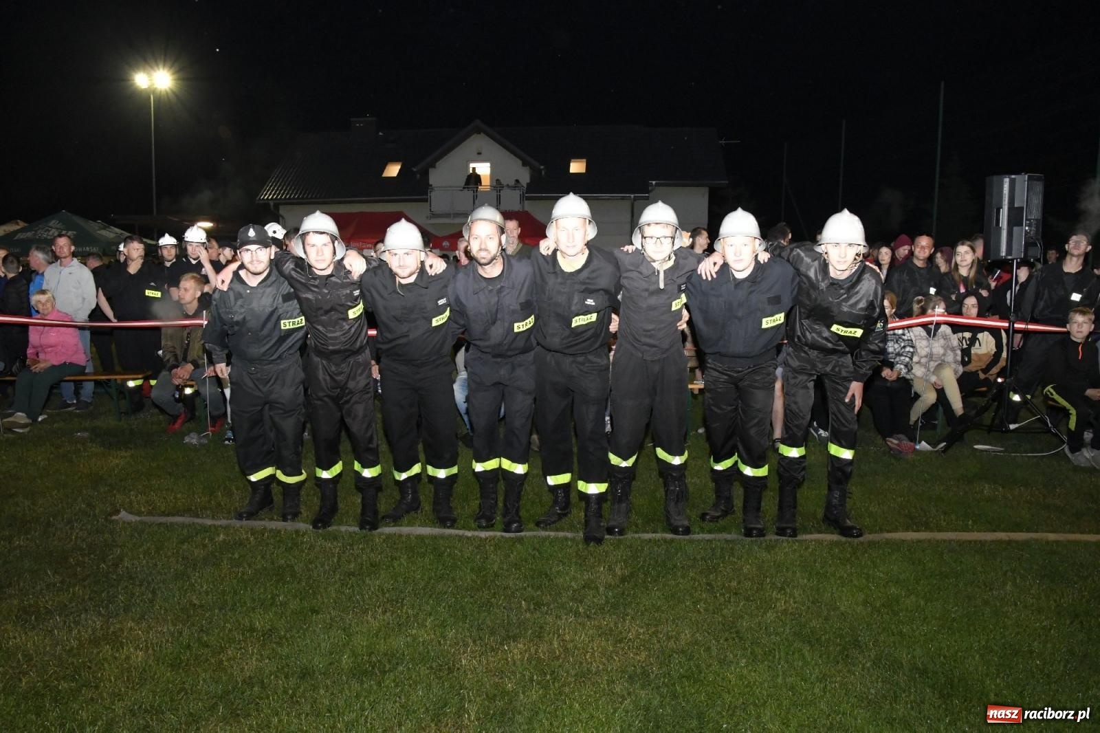 Zdjęcie w galerii na portalu naszraciborz.pl: Nocne strażackie show w Bolesławiu. Sztuczne ognie i rywalizacja w ćwiczeniu bojowym [FOTO i WIDEO] wiadomości z regionu
