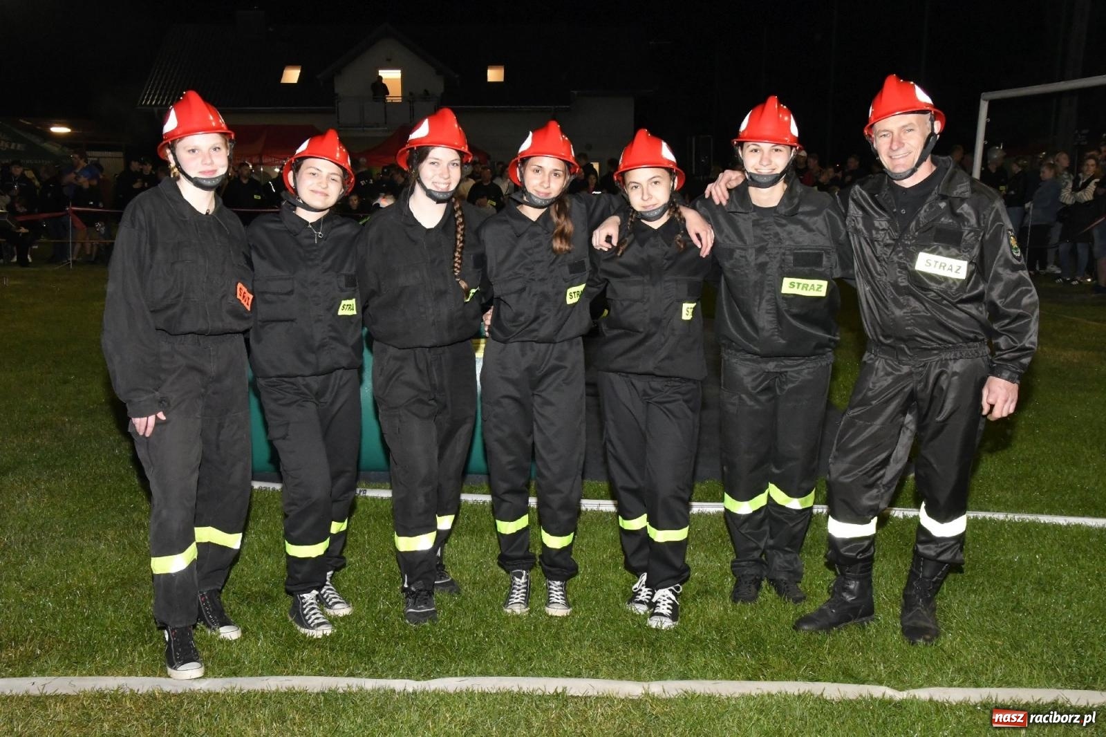 Zdjęcie w galerii na portalu naszraciborz.pl: Nocne strażackie show w Bolesławiu. Sztuczne ognie i rywalizacja w ćwiczeniu bojowym [FOTO i WIDEO] wiadomości z regionu
