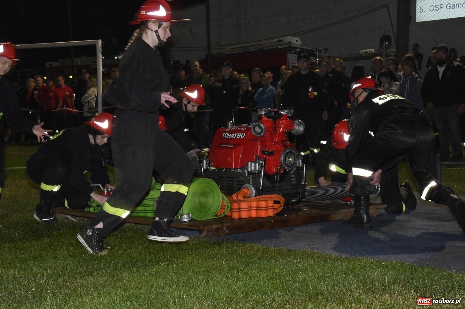 Zdjęcie w galerii na portalu naszraciborz.pl: Nocne strażackie show w Bolesławiu. Sztuczne ognie i rywalizacja w ćwiczeniu bojowym [FOTO i WIDEO] wiadomości z regionu